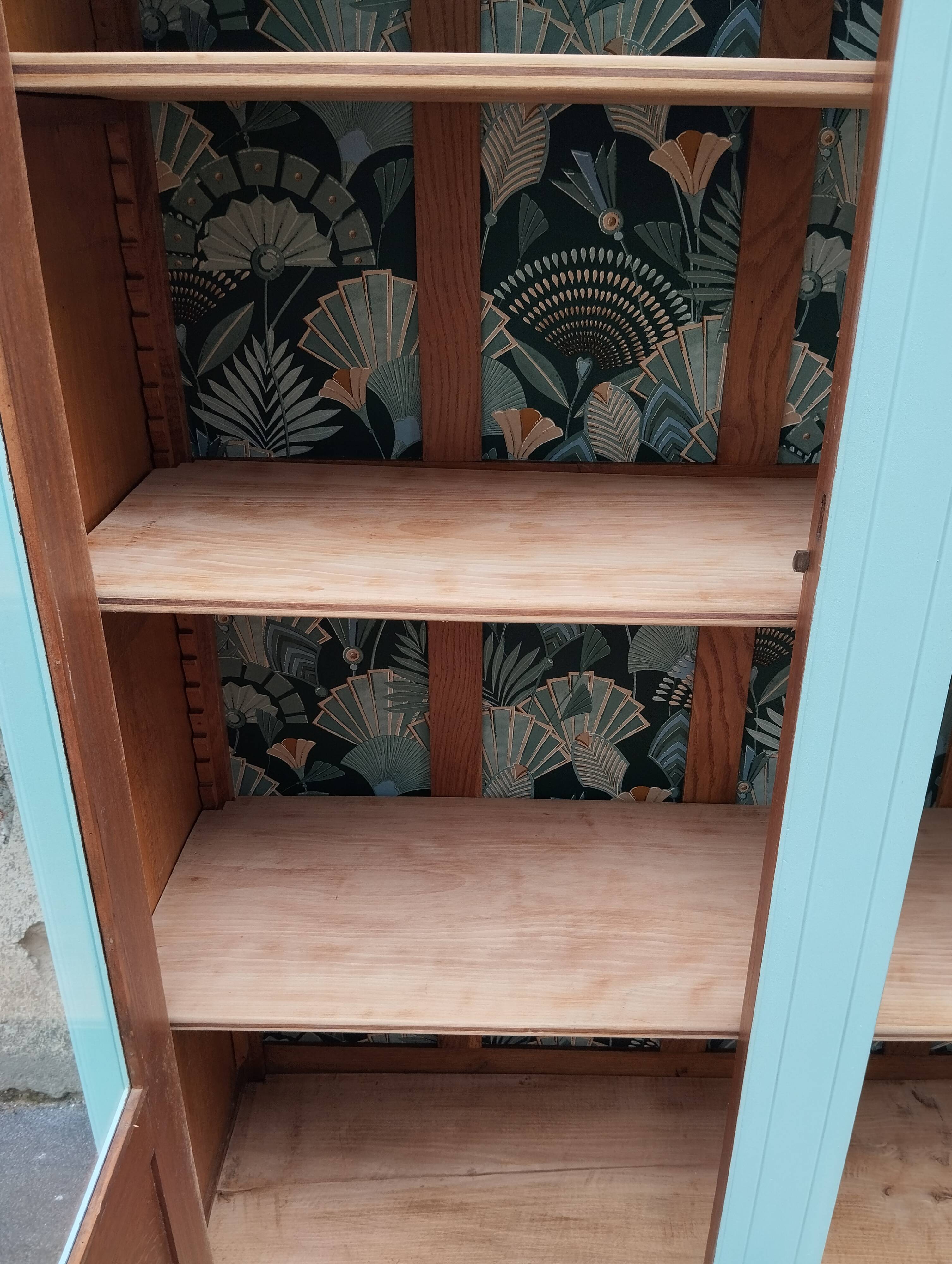 Parisian showcase cabinet year 30