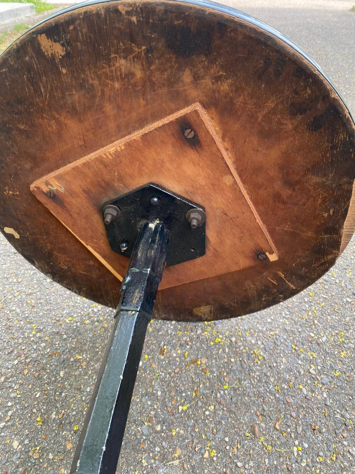 Round bistro table in cast iron and Bakelite, Louis Vuitton style, 1930s.