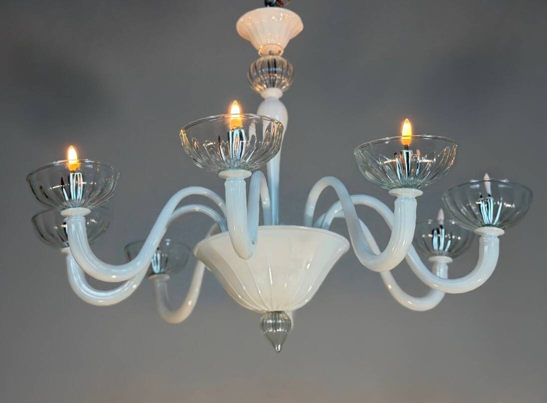 Venetian chandelier in white and colourless Murano glass, circa 1990.