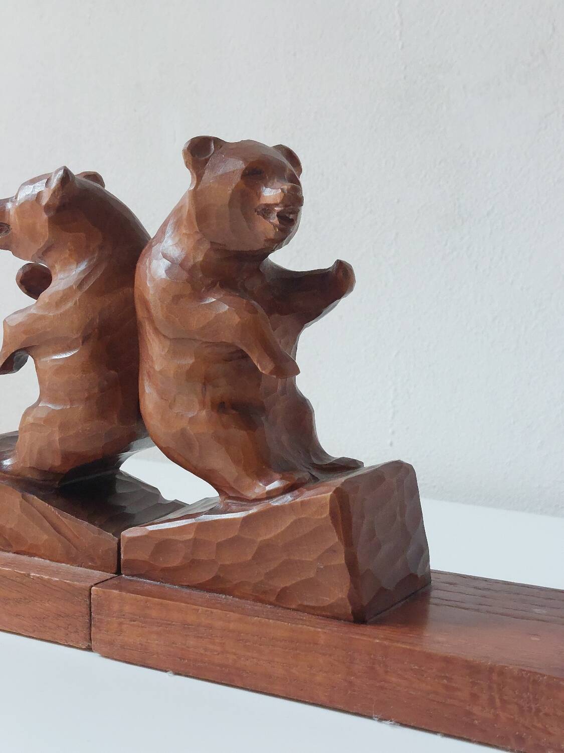 Paire de serre-livres vintage en bois sculpté à la main, décor ours