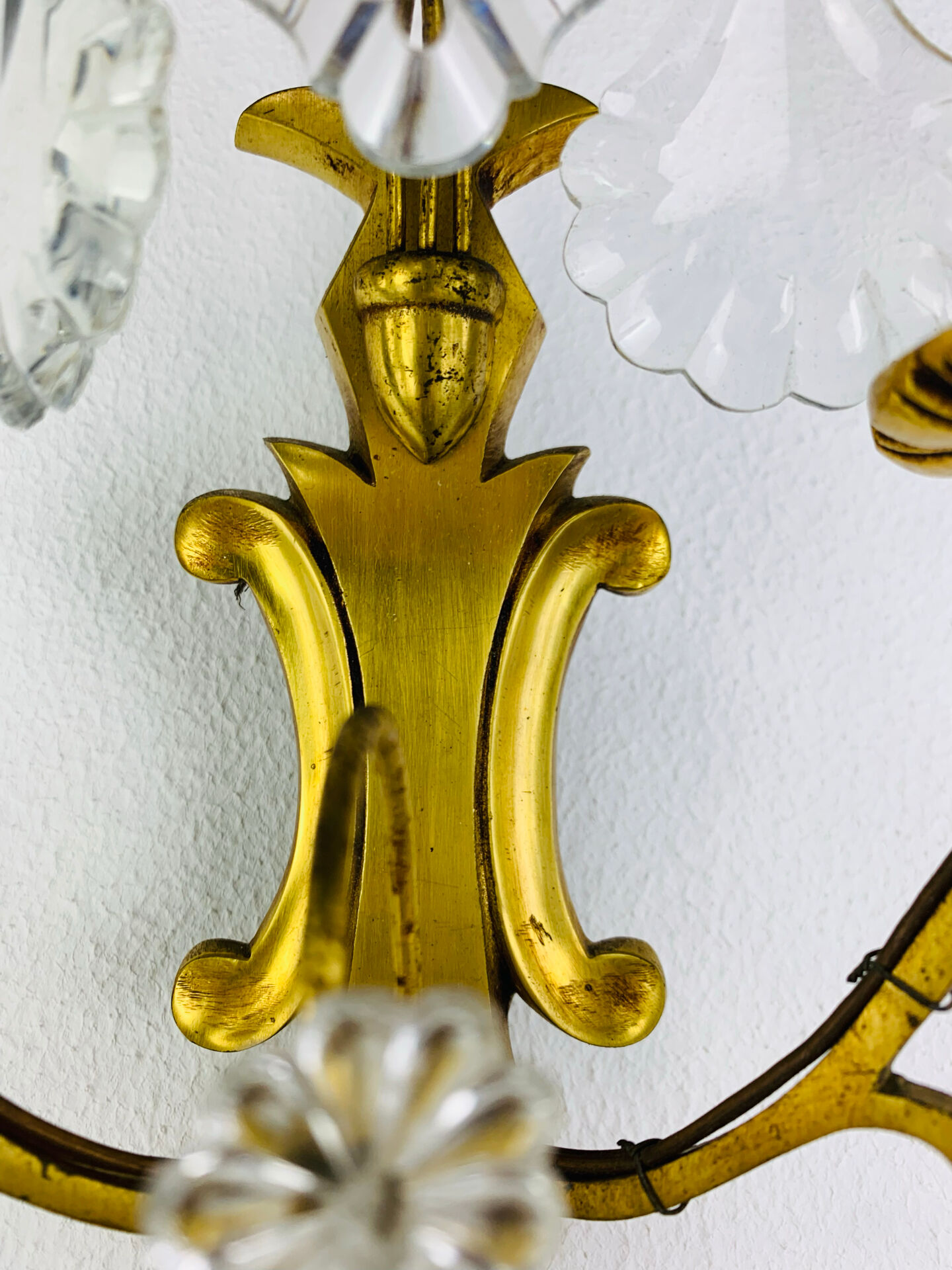 Bronze wall light with rococo style Louis XV pendants.
