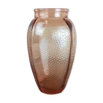 Vase en verre rose pêche