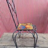 Chaise en fer forgé avec plaque émaillée signée Vallauris