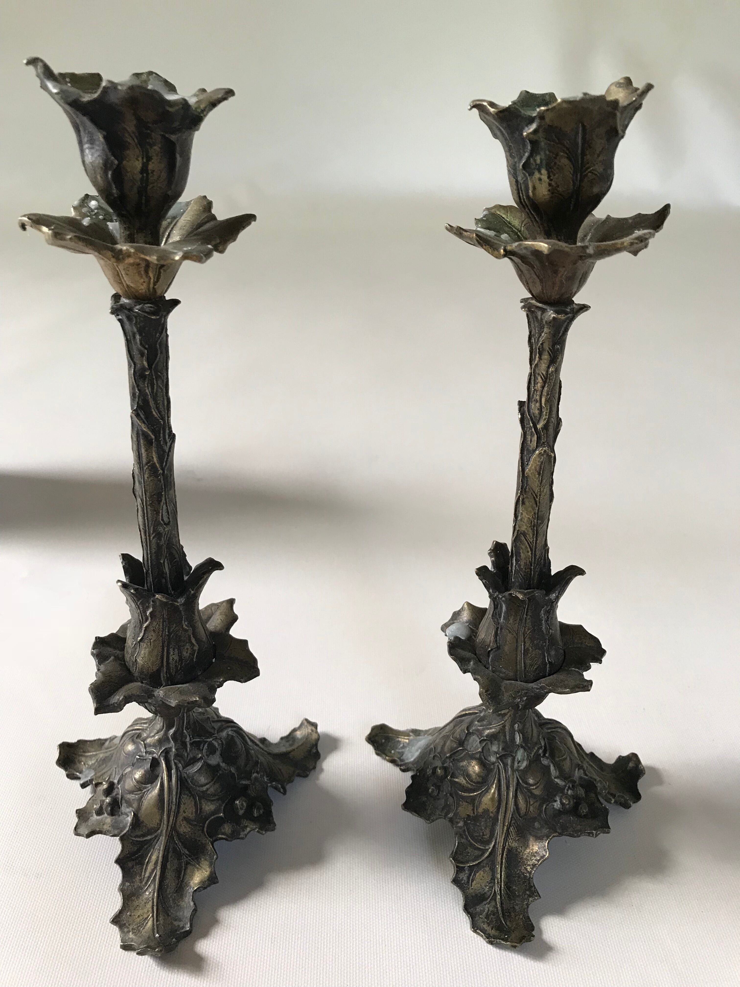 2 candlesticks, leaf holly