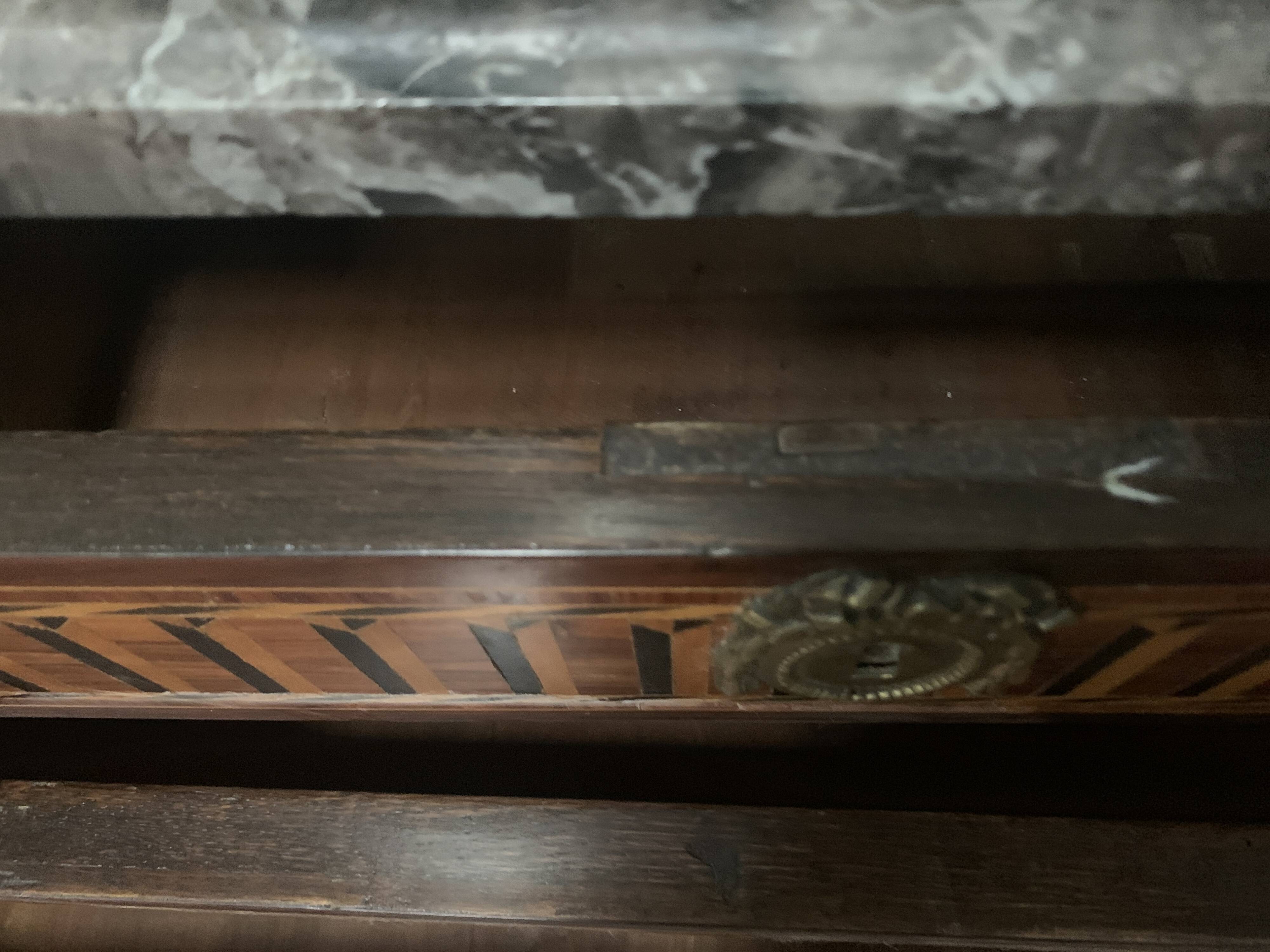 Transition chest of drawers in rosewood and amaranth veneer, 19th century