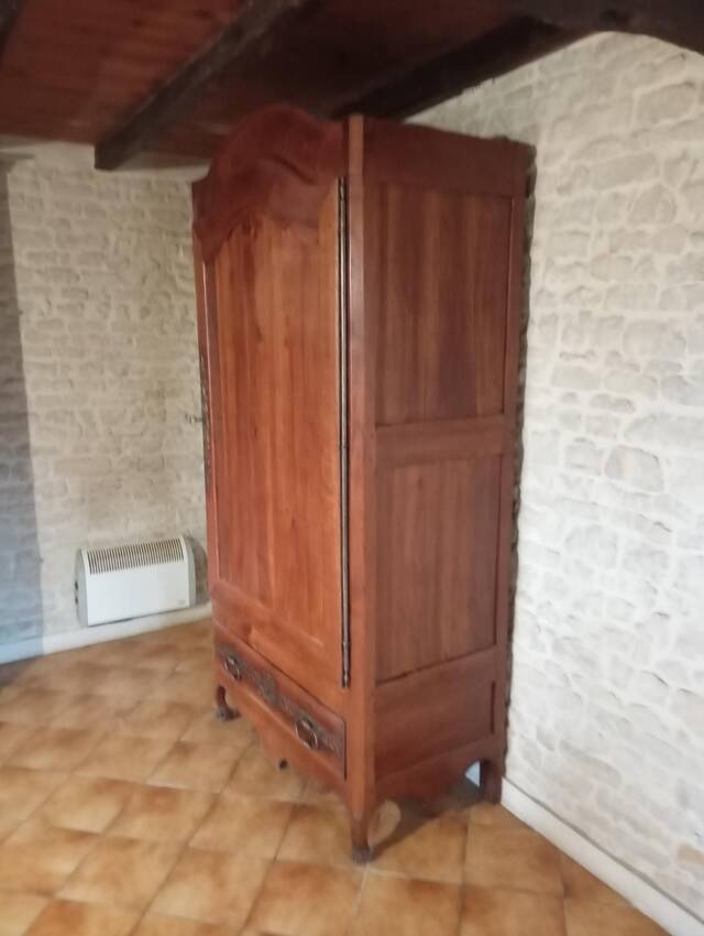 Important regional monoxyle wardrobe in blonde walnut, from the Louis XV period (18th century).