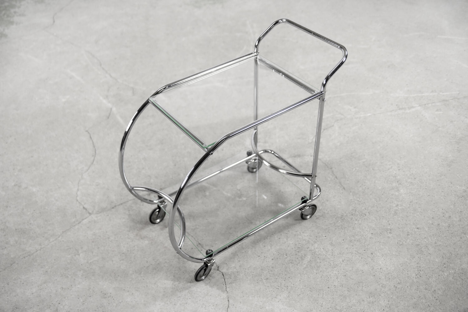 Vintage art dèco tubular steel chrome plated and glass bar cart, 1950s