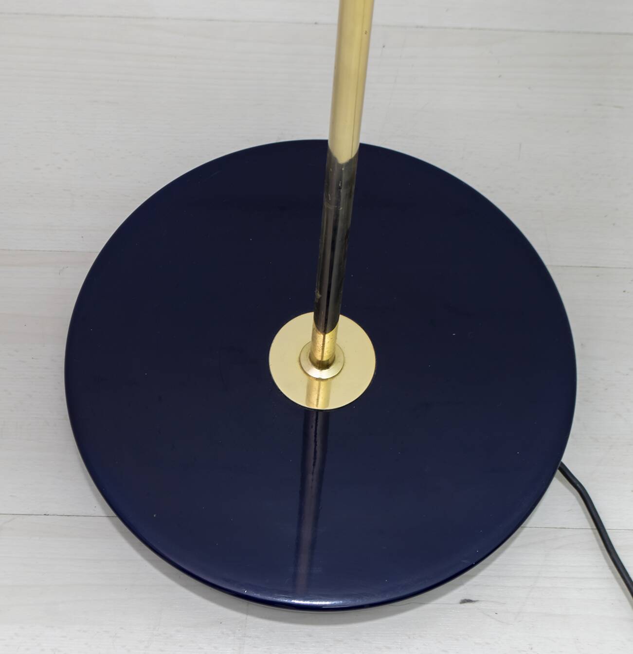 Auras Italian Brass and "Incamiciato" Murano Glass Ground Lamp, 1989