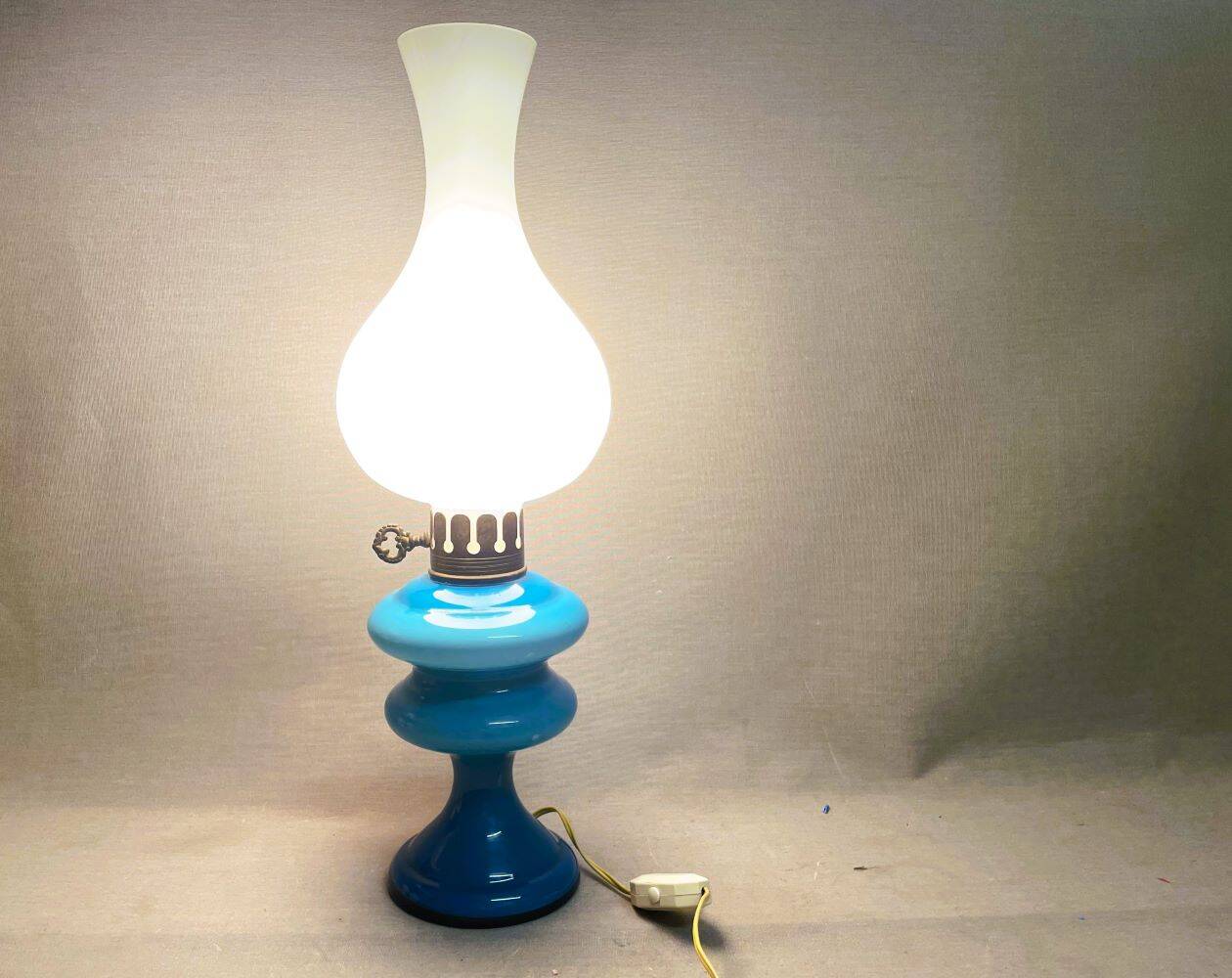 Lampe en verre opalin bleu style lampes à huile