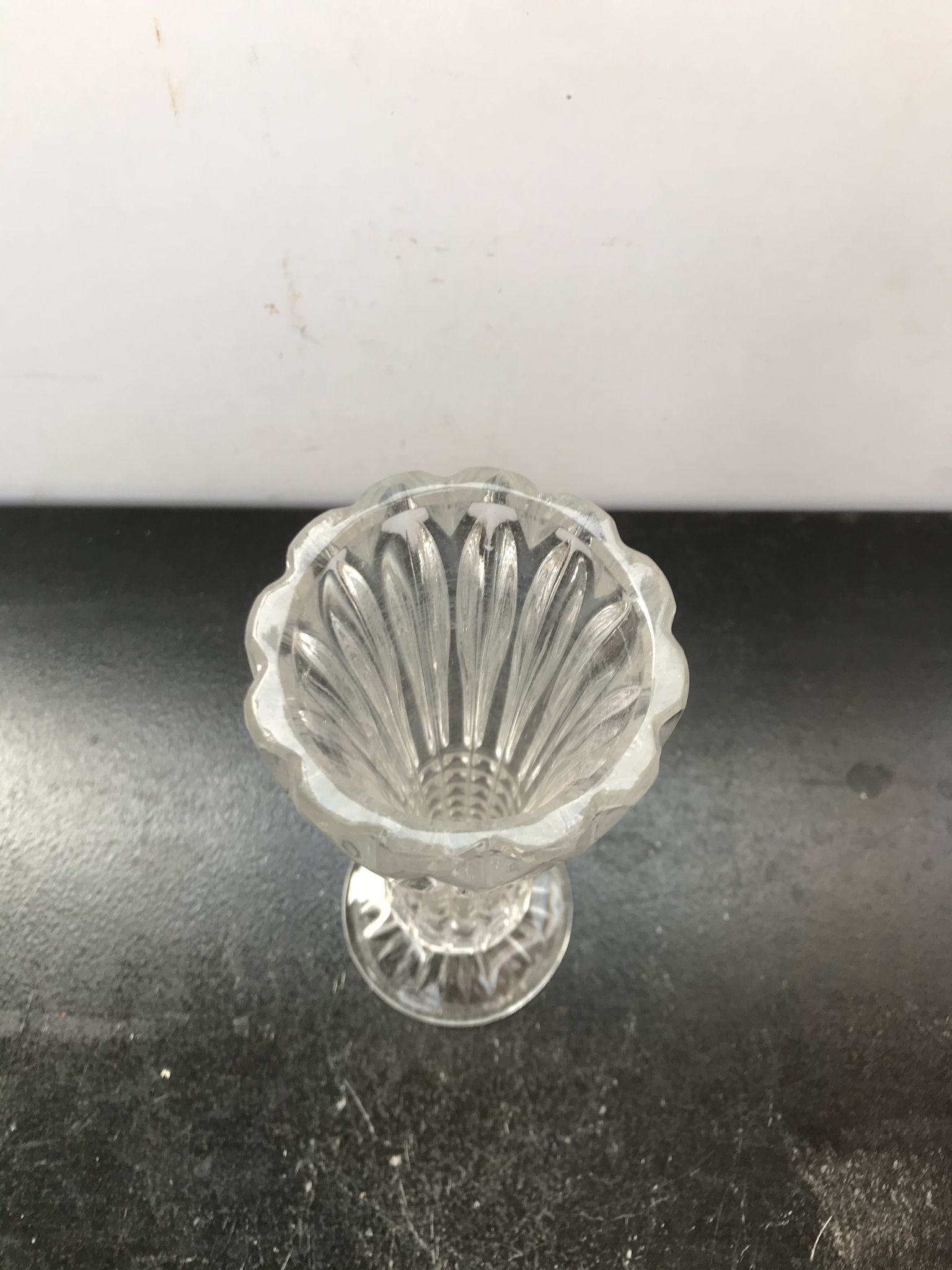 Vase sur pied verre moulé vintage