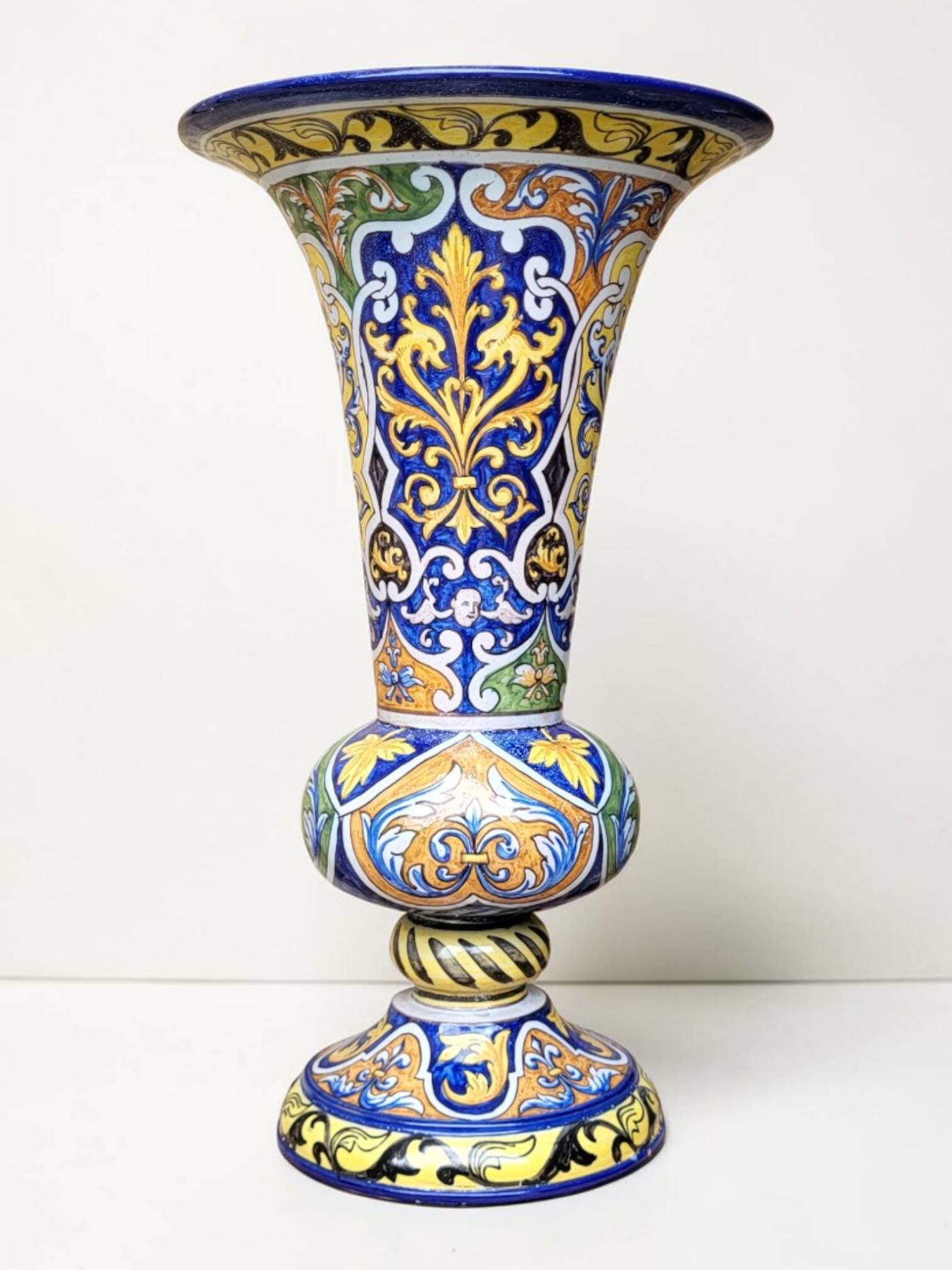 Vase cornet en faïence de Nevers, Montagnon