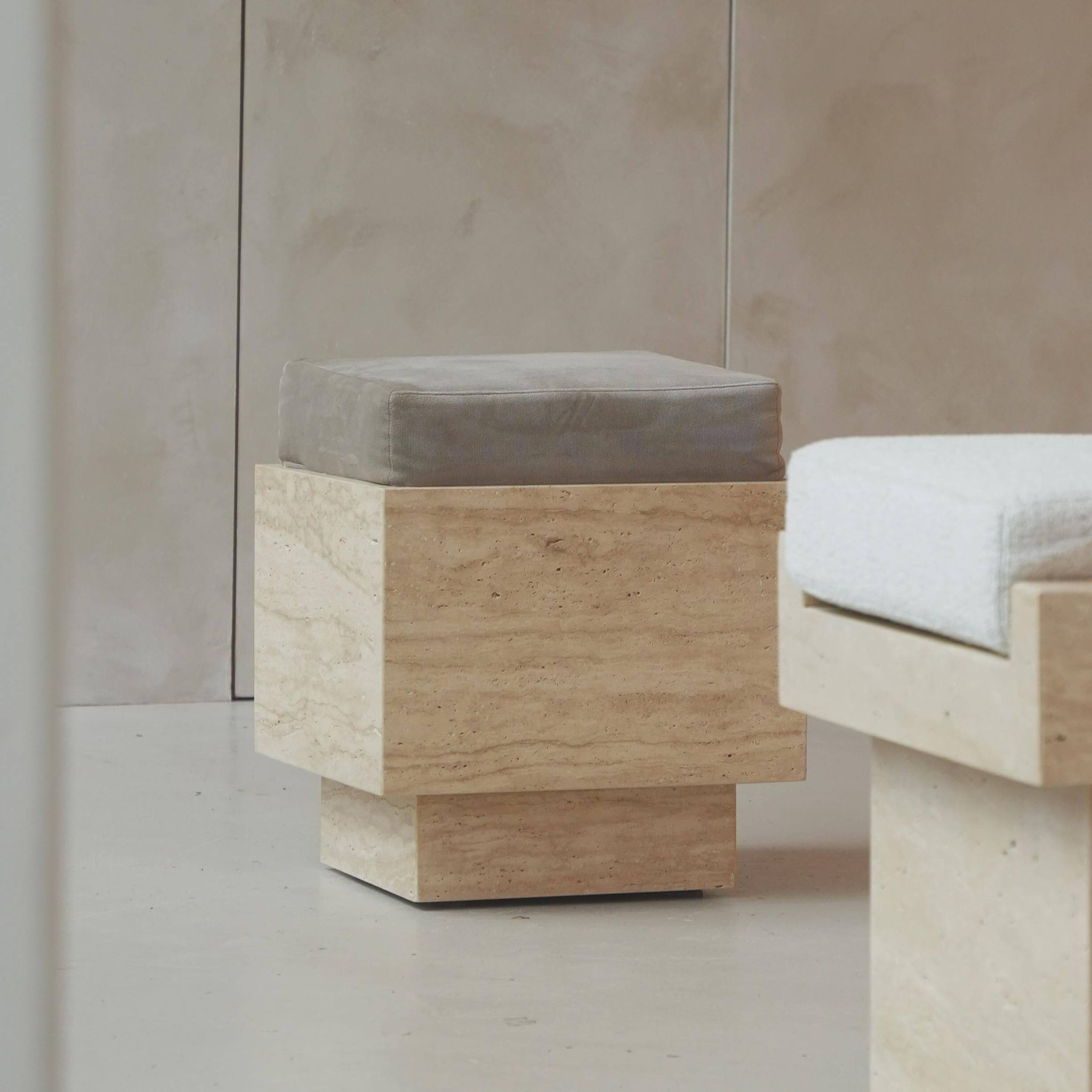 Tabouret cubique en travertin avec coussin en velours