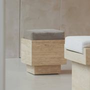 Tabouret cubique en travertin avec coussin en velours