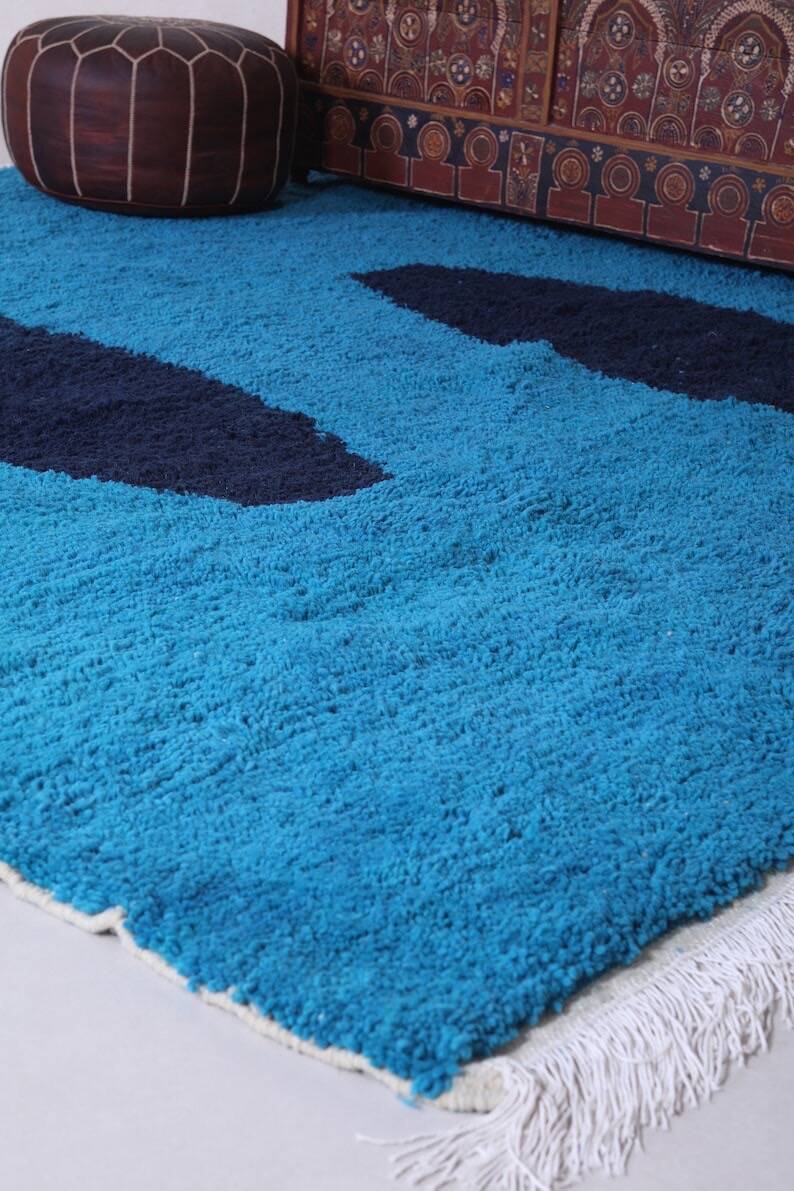 Handmade artisan rug in beige, size 150x250 cm.