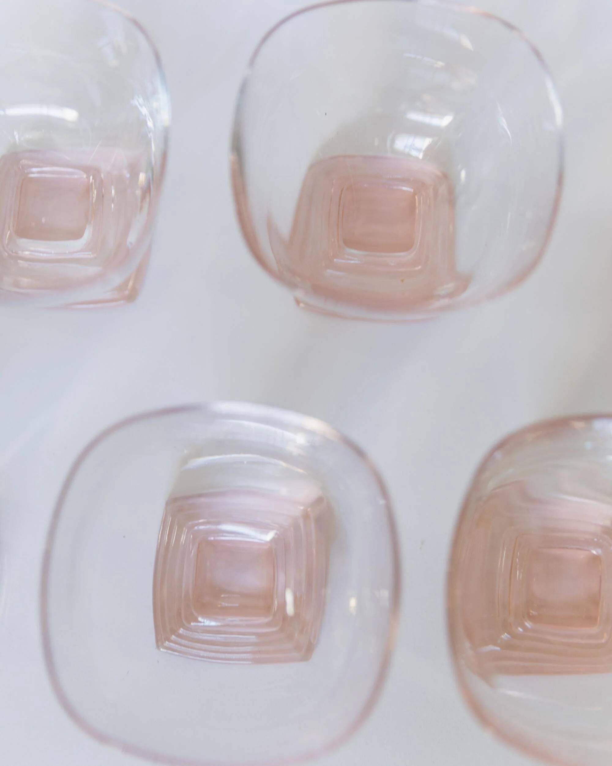 Lot vintage de 7 verres à vin des années 1980 en verre transparent avec pied rose à étages, par Bormioli (Italie)
