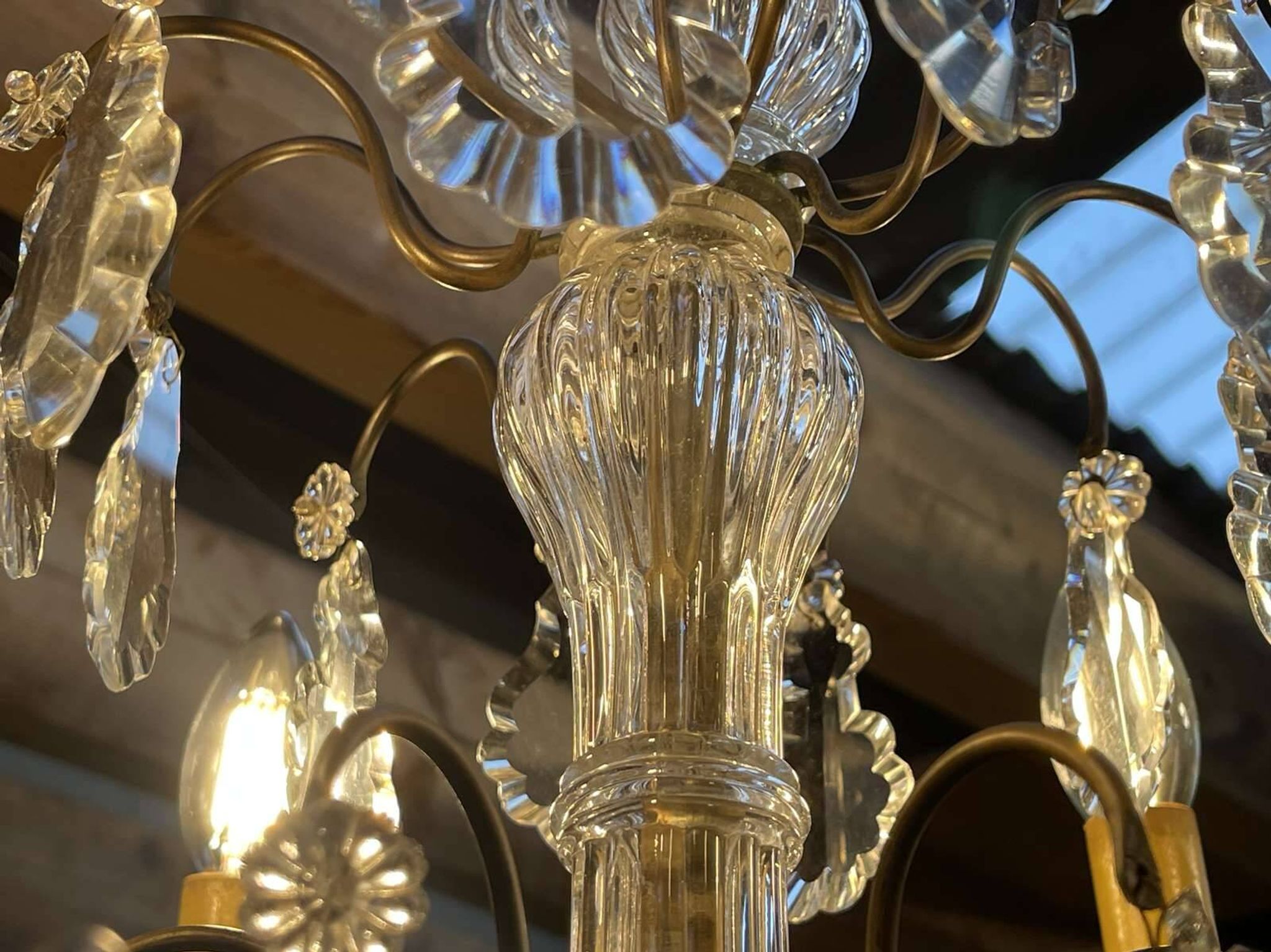 Bronze and cut crystal chandelier with 6 lights, early 20th century work.
