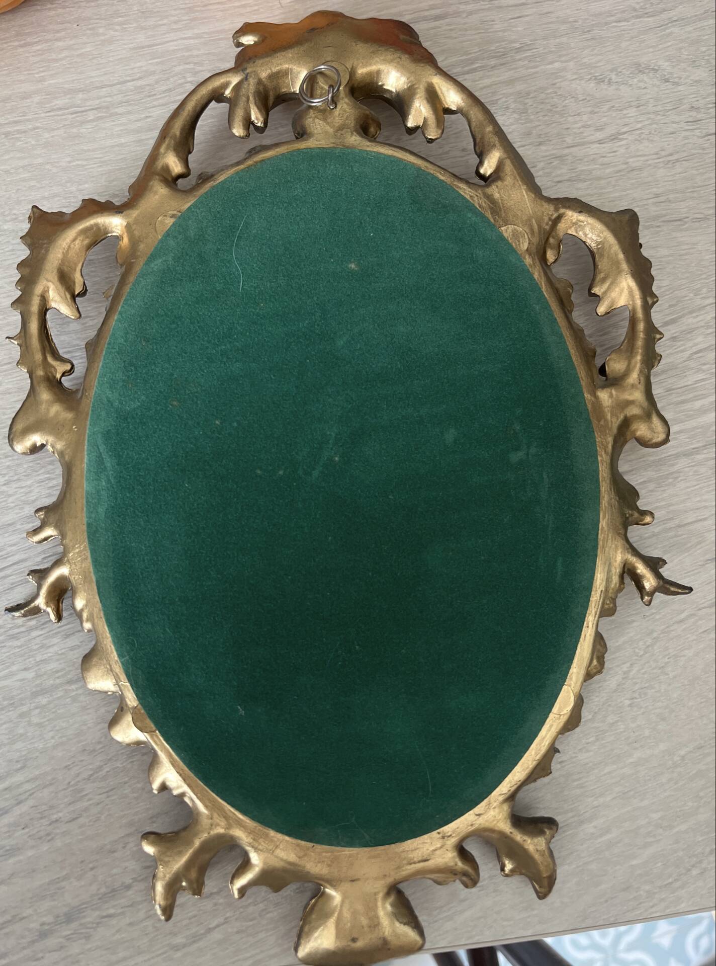 Petit miroir ovale signé Tallandier en laiton doré style Rococo – 30x2