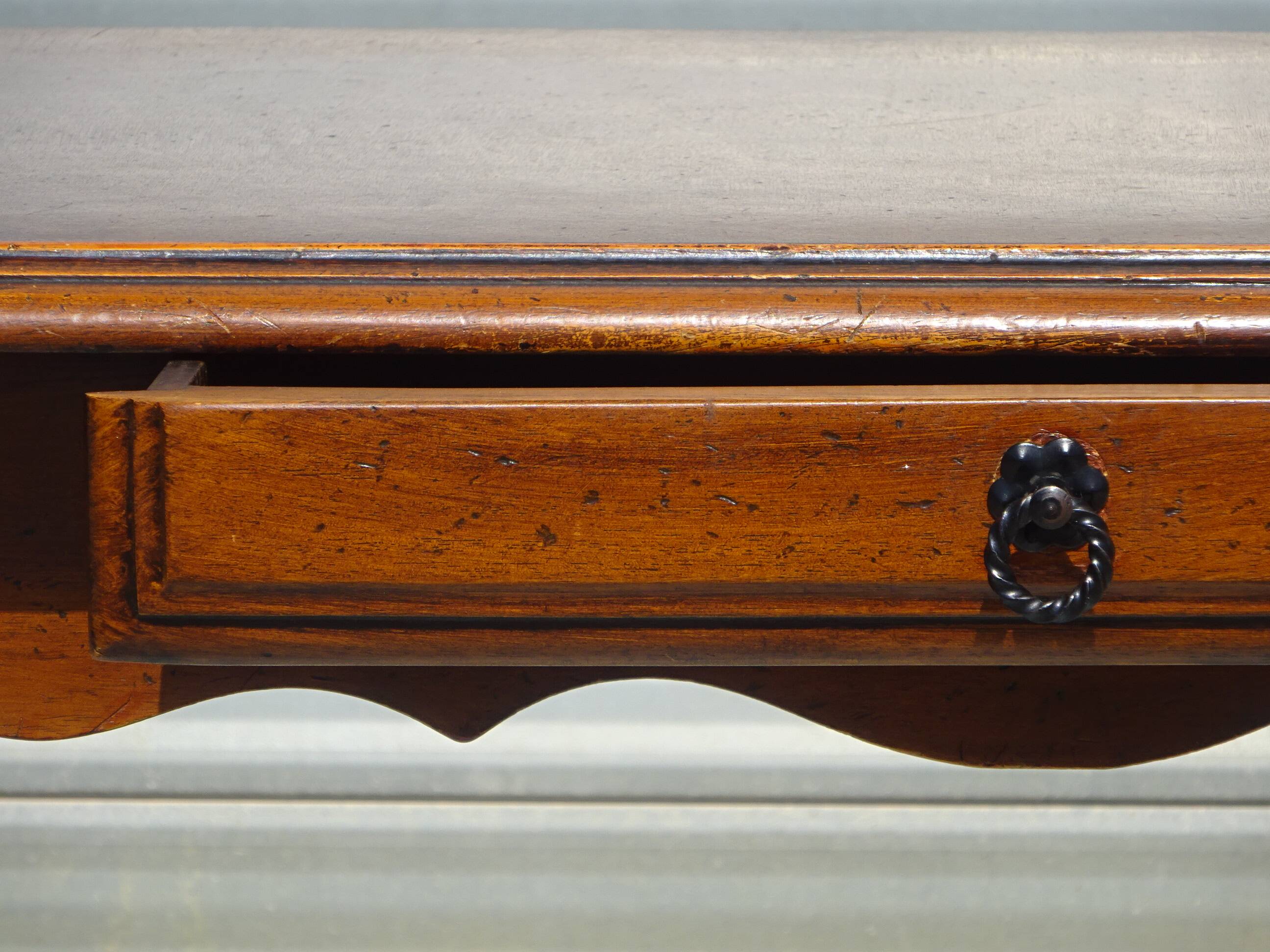 Petit bureau en bois de style Louis XV