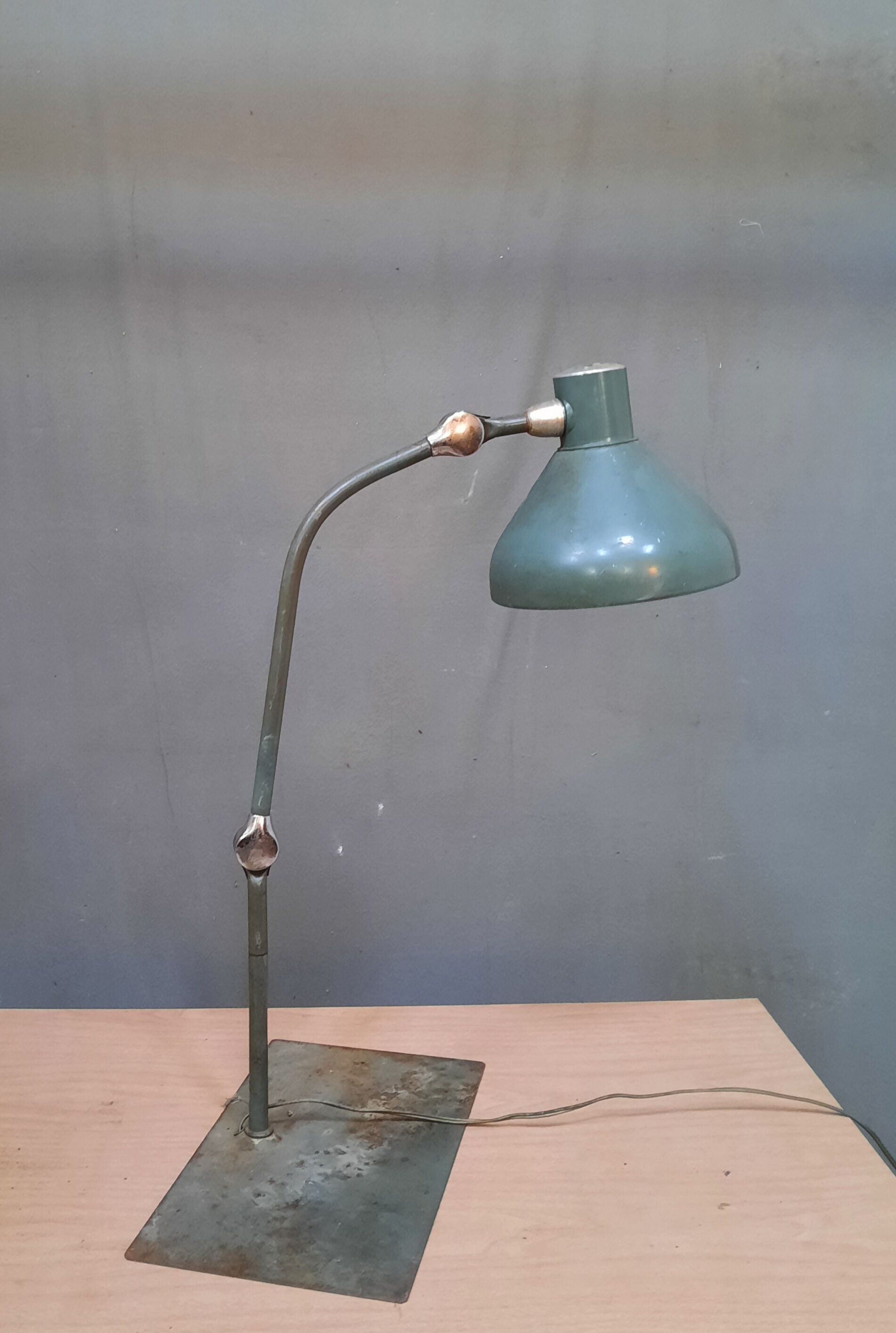 Lampe industrielle articulée  en métal vert