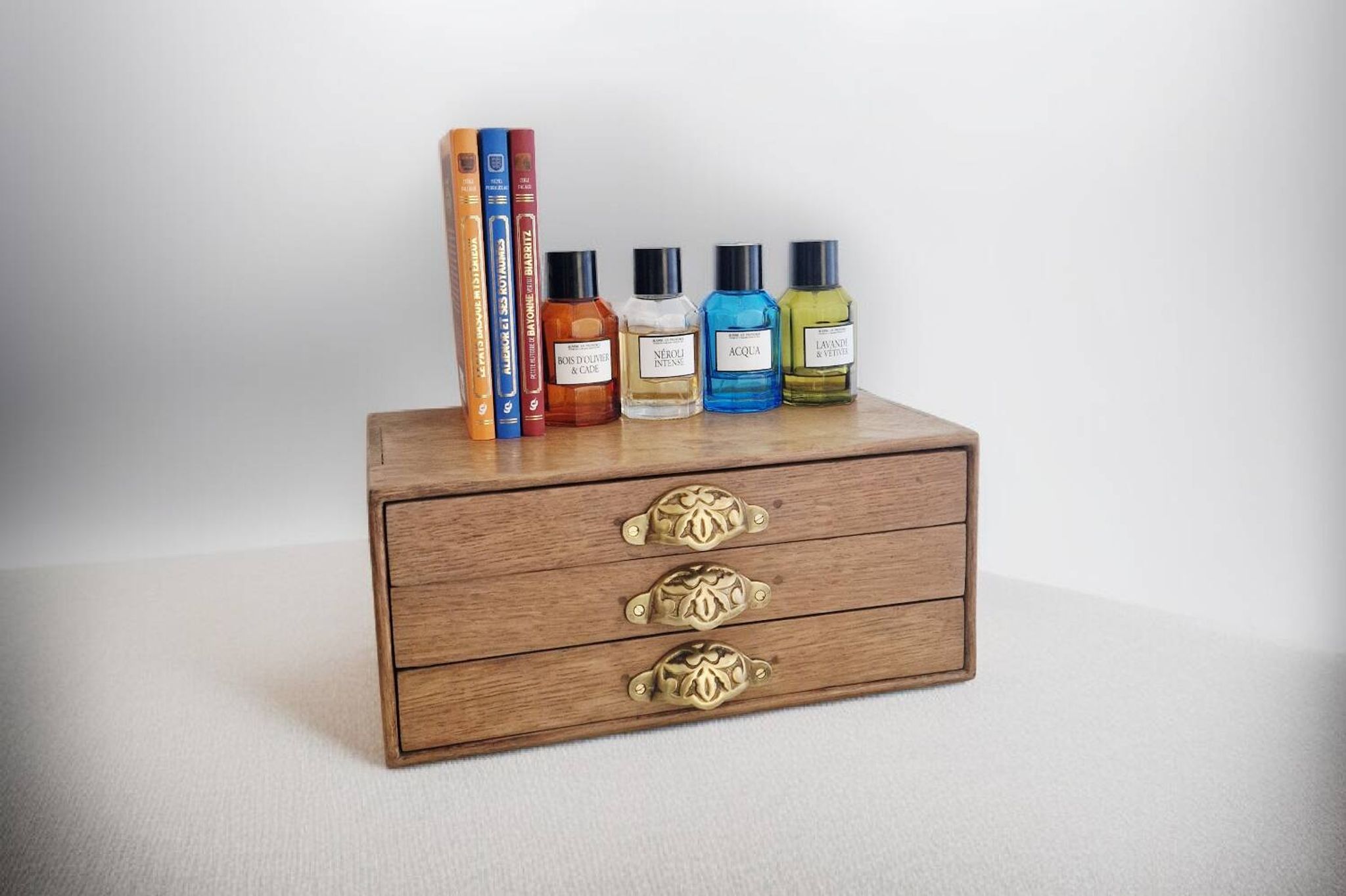 Small storage chest of drawers in oak and brass - 1900s period