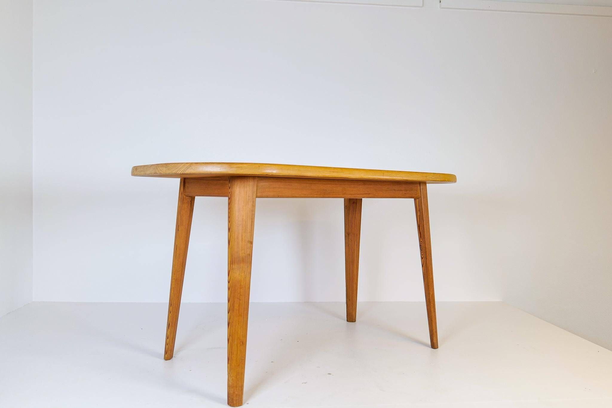 Table basse en pin du milieu du siècle par Carl Malmsten, Suède, années 1940