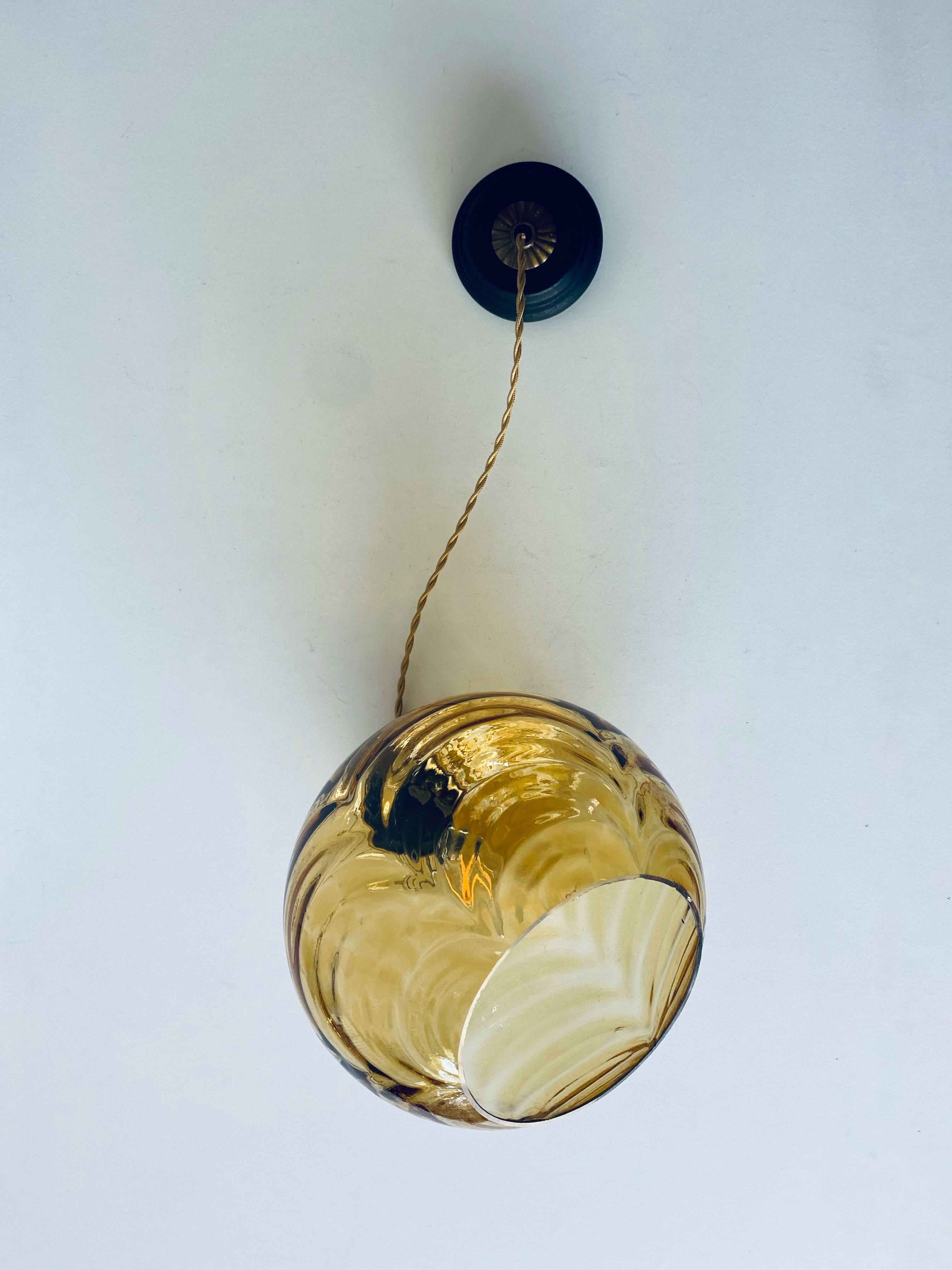 Amber glass ball suspension
