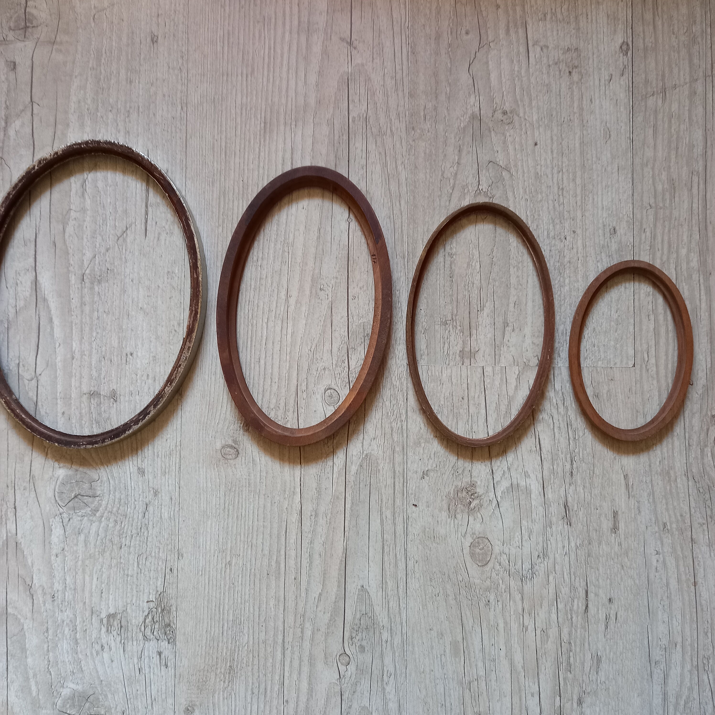 Set of 4 oval frames