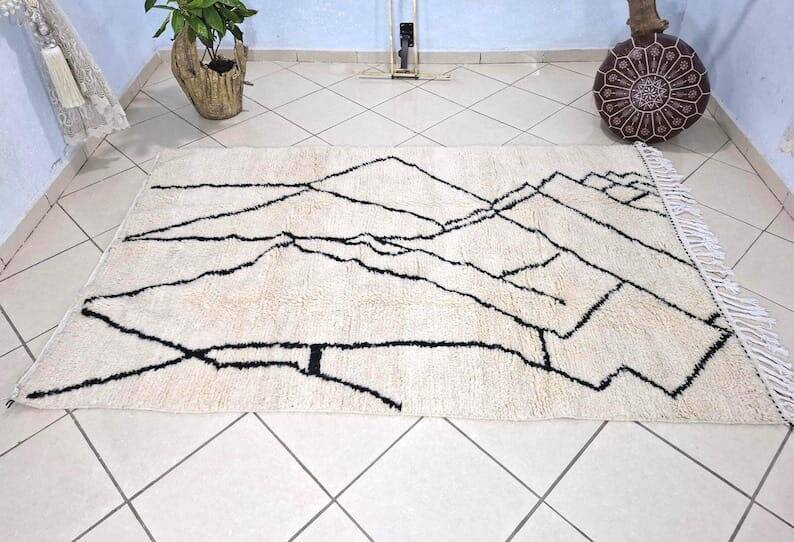 Handmade Moroccan rug from Oued Zam, size 160 x 240 cm.