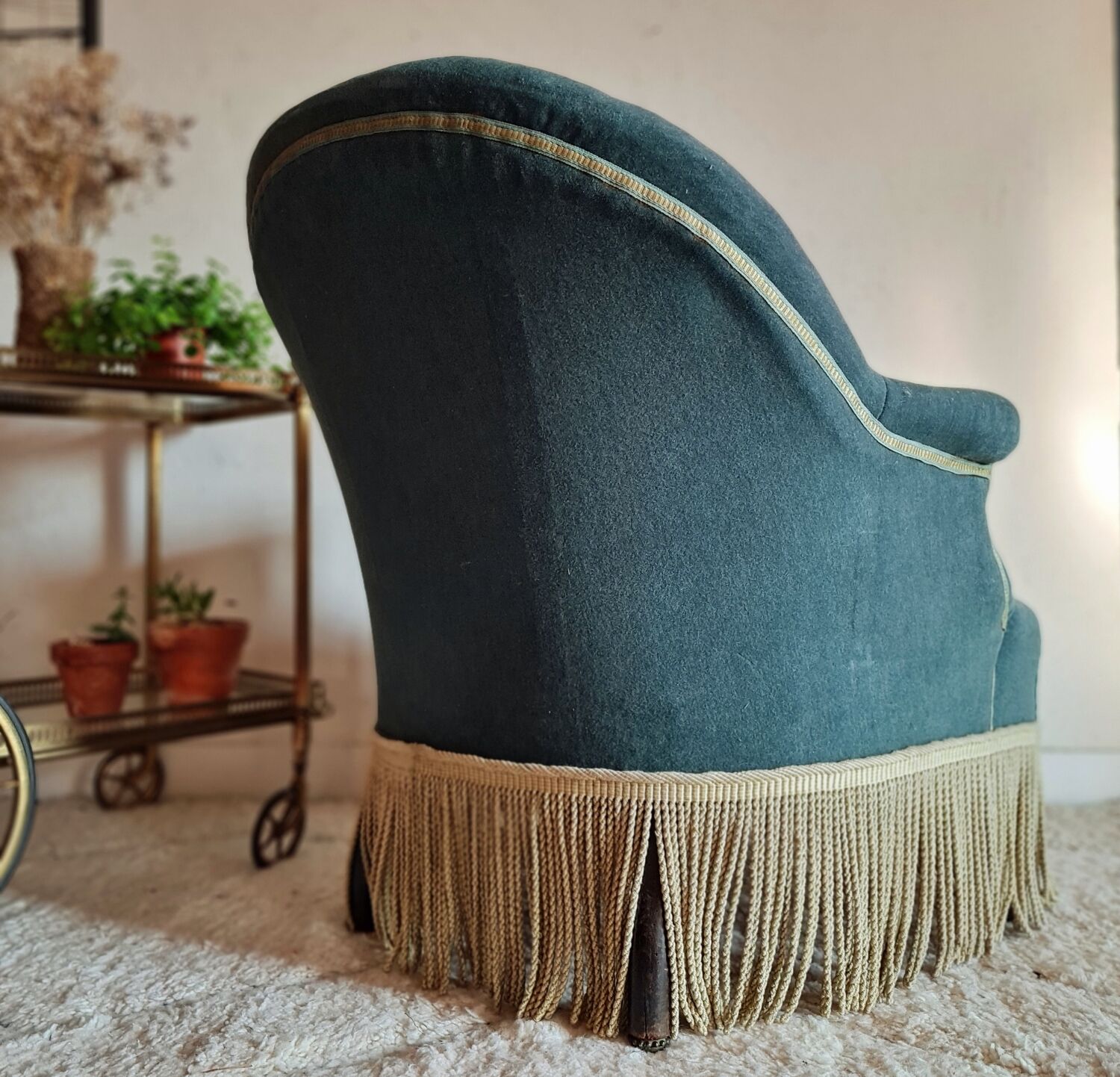 Green velvet toad armchair with fringes