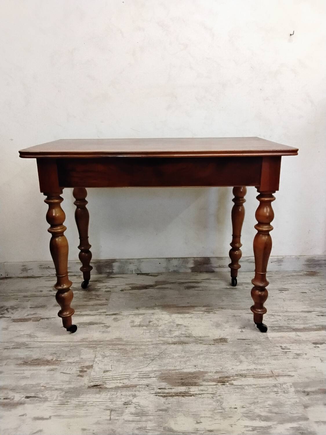 Bureau ancien en bois avec tiroir