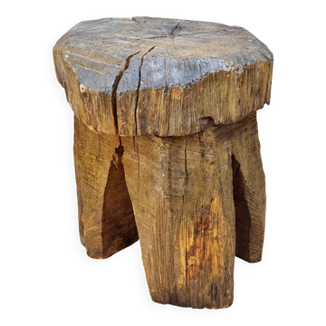 Tabouret brutaliste en bois massif