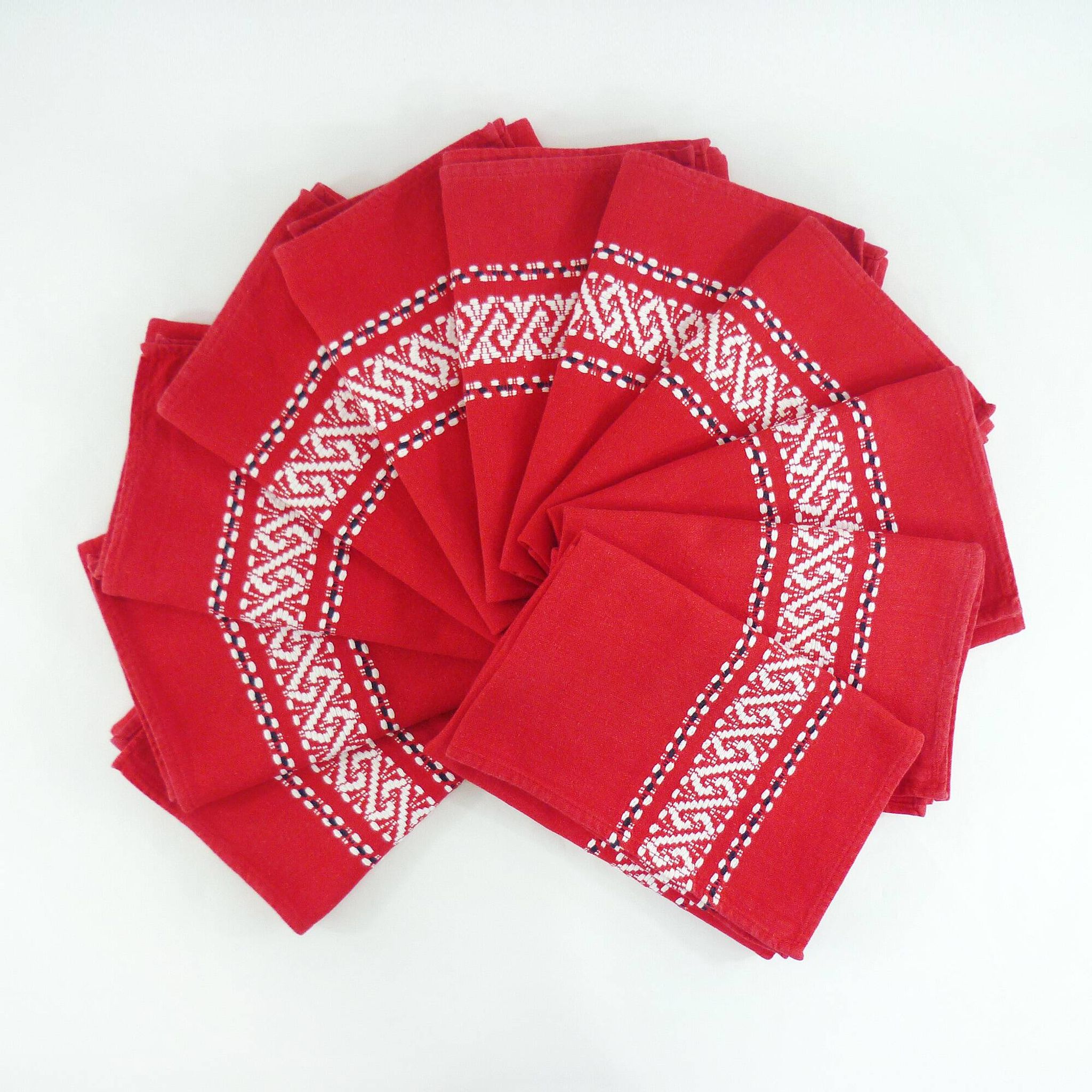 11 serviettes de table en  coton rouge - motifs brodés style basque