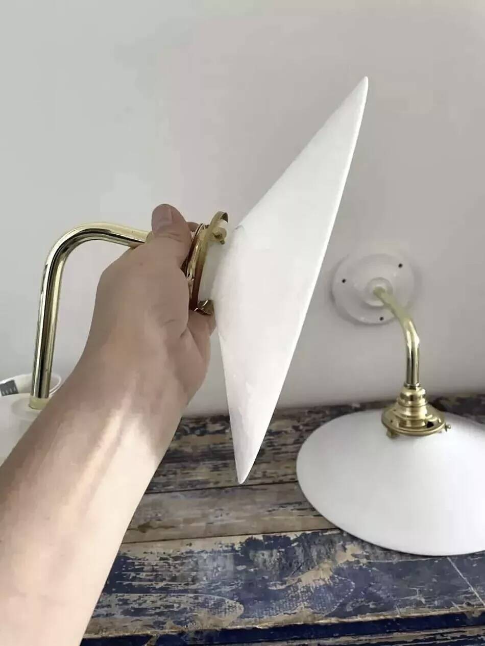 Paire d’appliques murales en opaline blanche