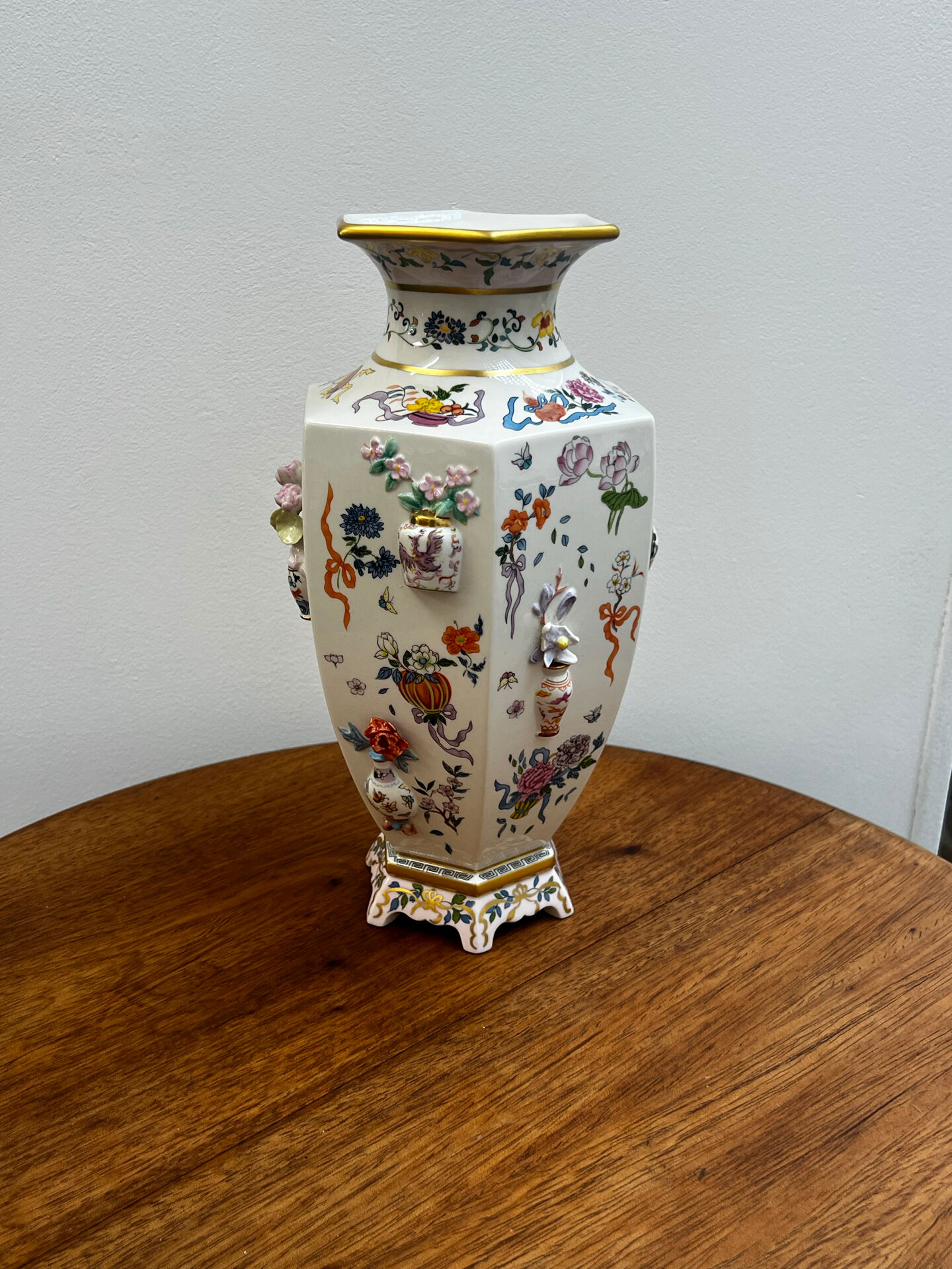 Porcelain vase with flower decorations by Dawen Wang.