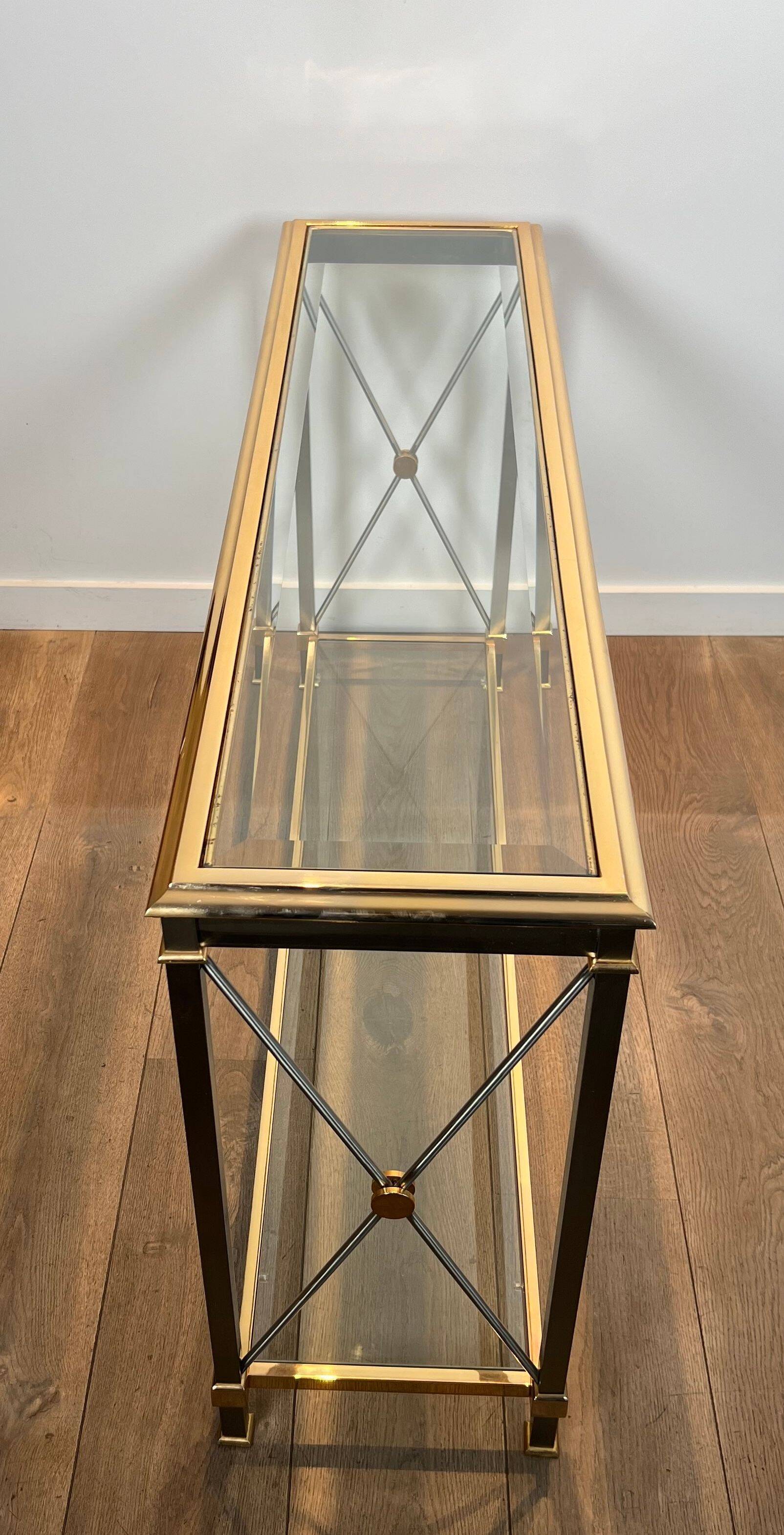 Console de style néoclassique en laiton doré et patine canon de fusil attribuée à la Maison Jansen