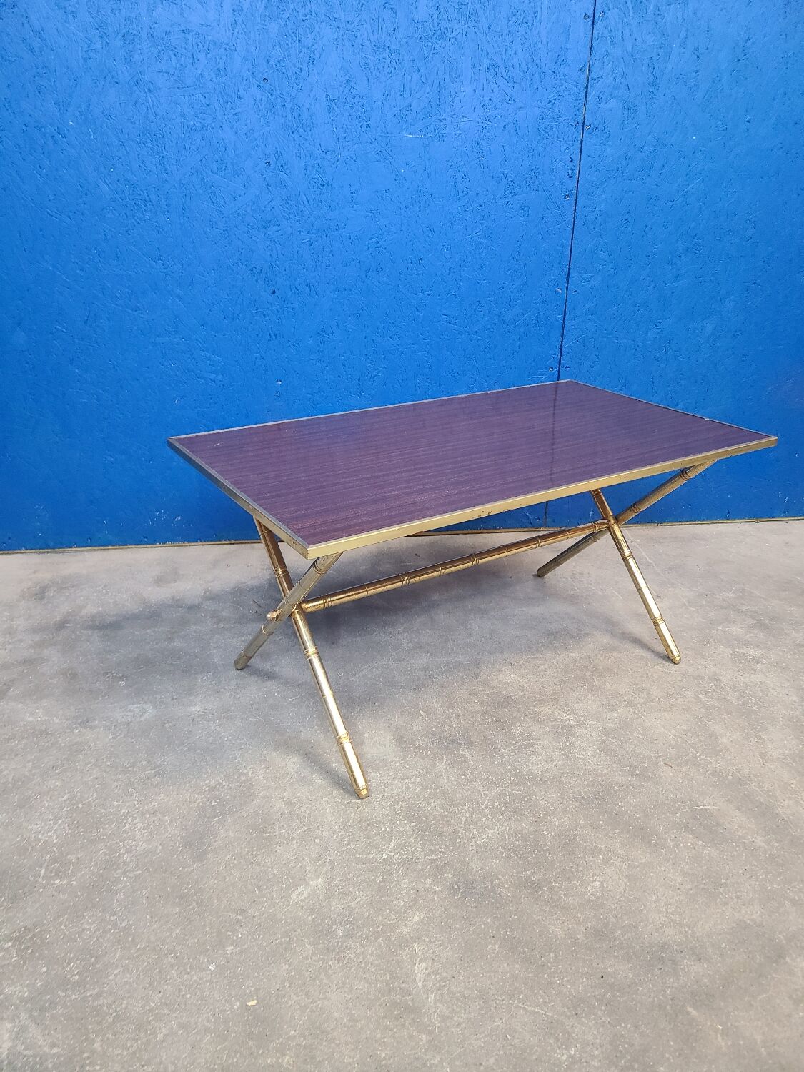 Table basse pied bambou doré et formica palissandre 1972