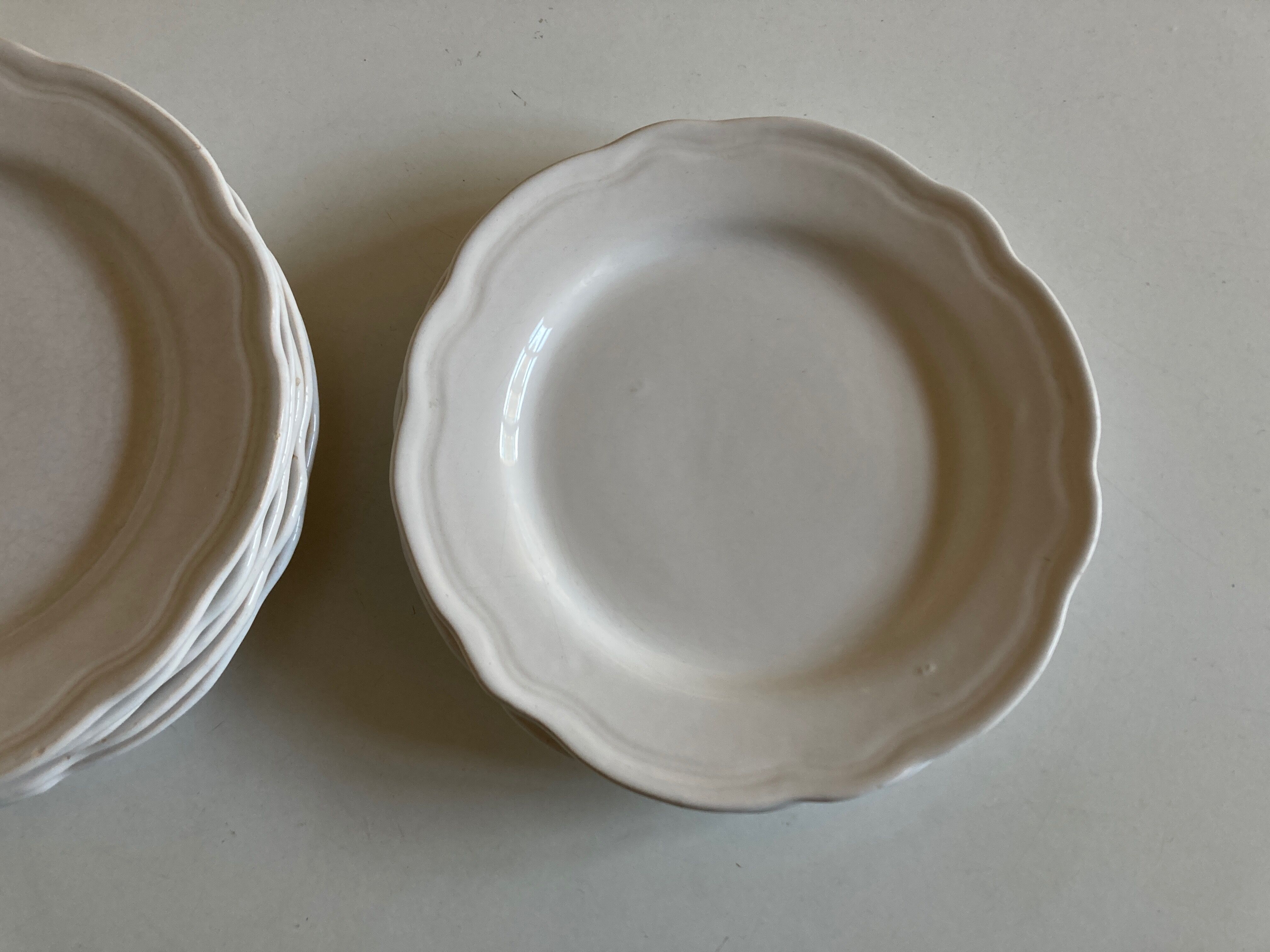Set of 7 Mougins plates in white enamelled clay with gadroons