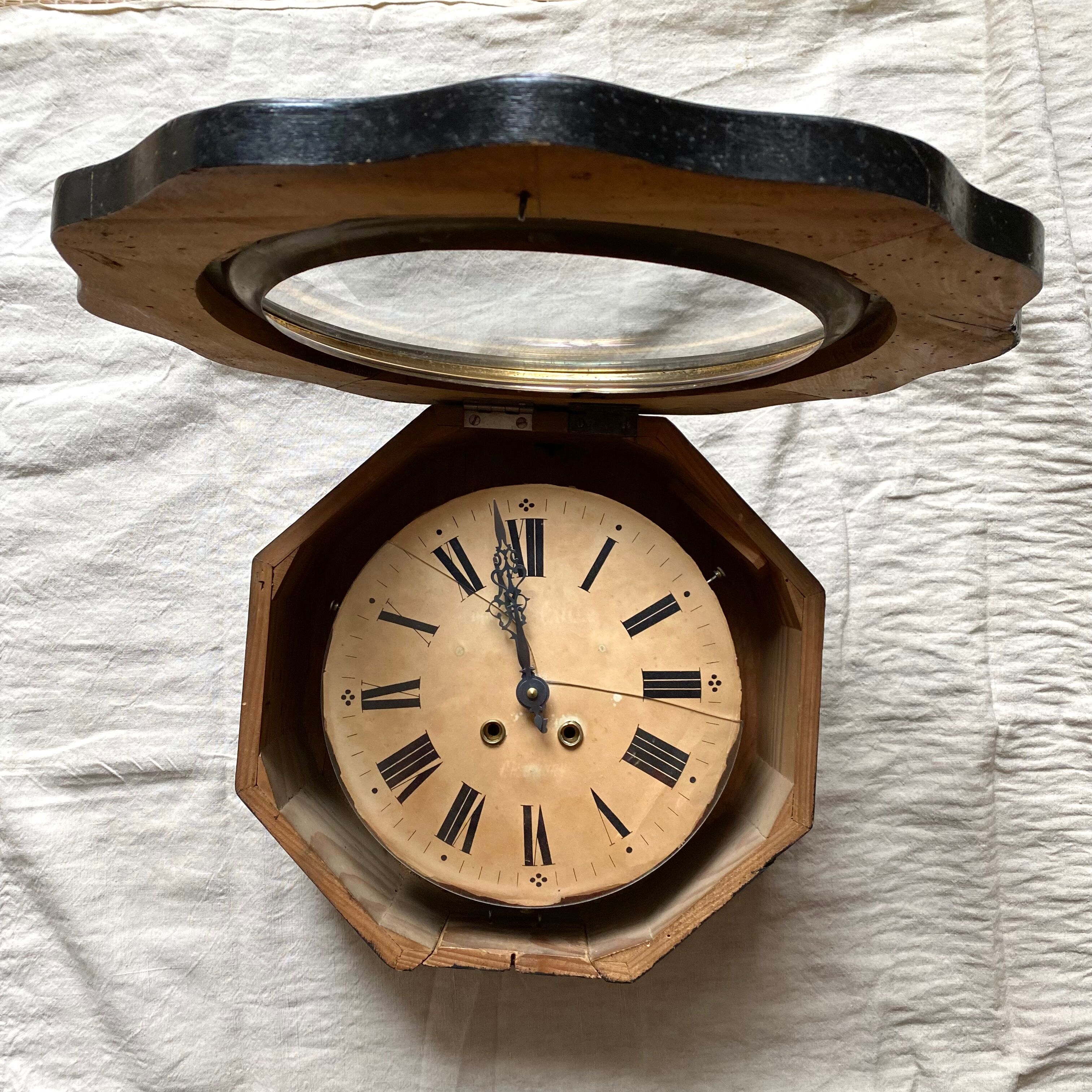 Horloge ancienne œil de bœuf bois et nacre