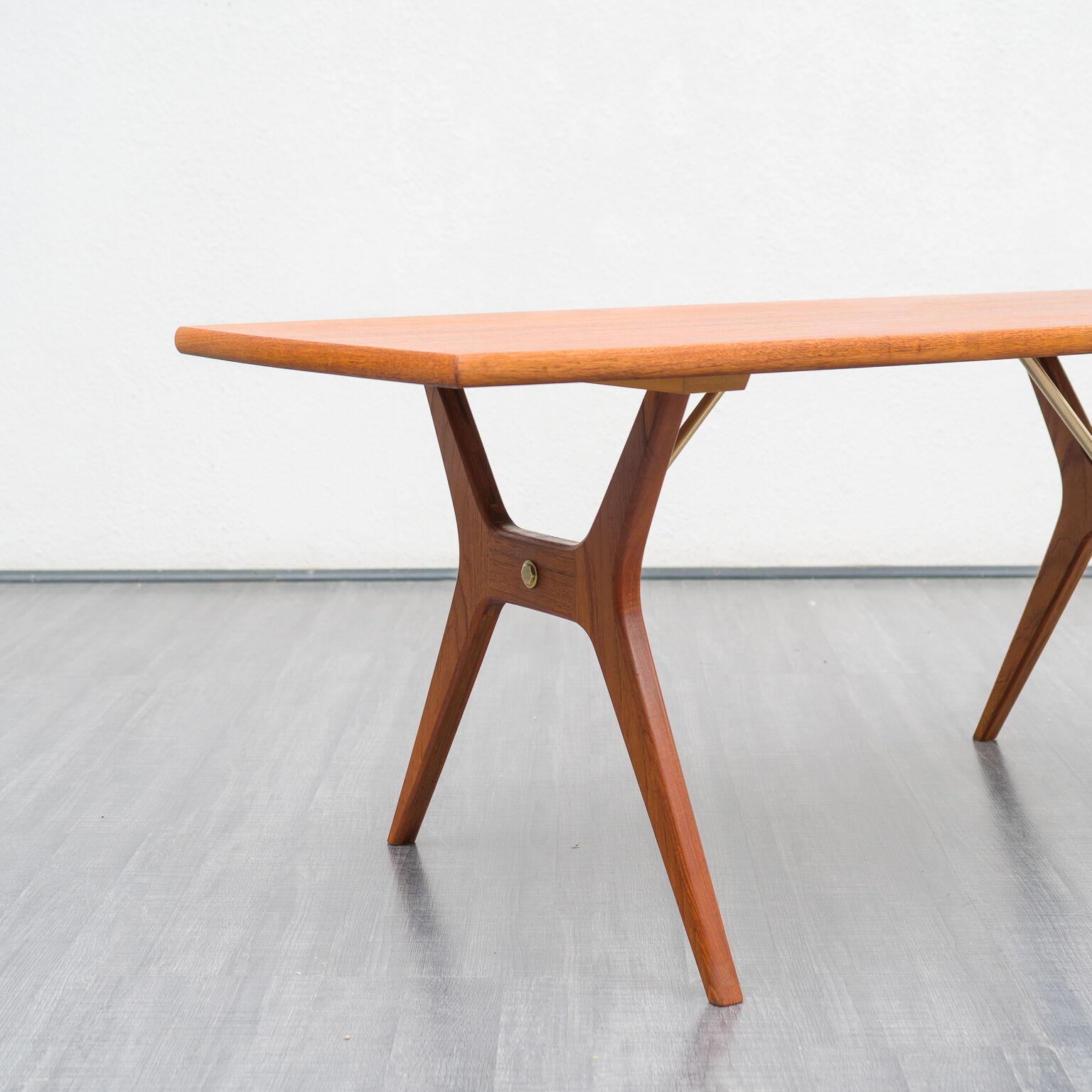 Table vintage en teck, pieds ciseaux