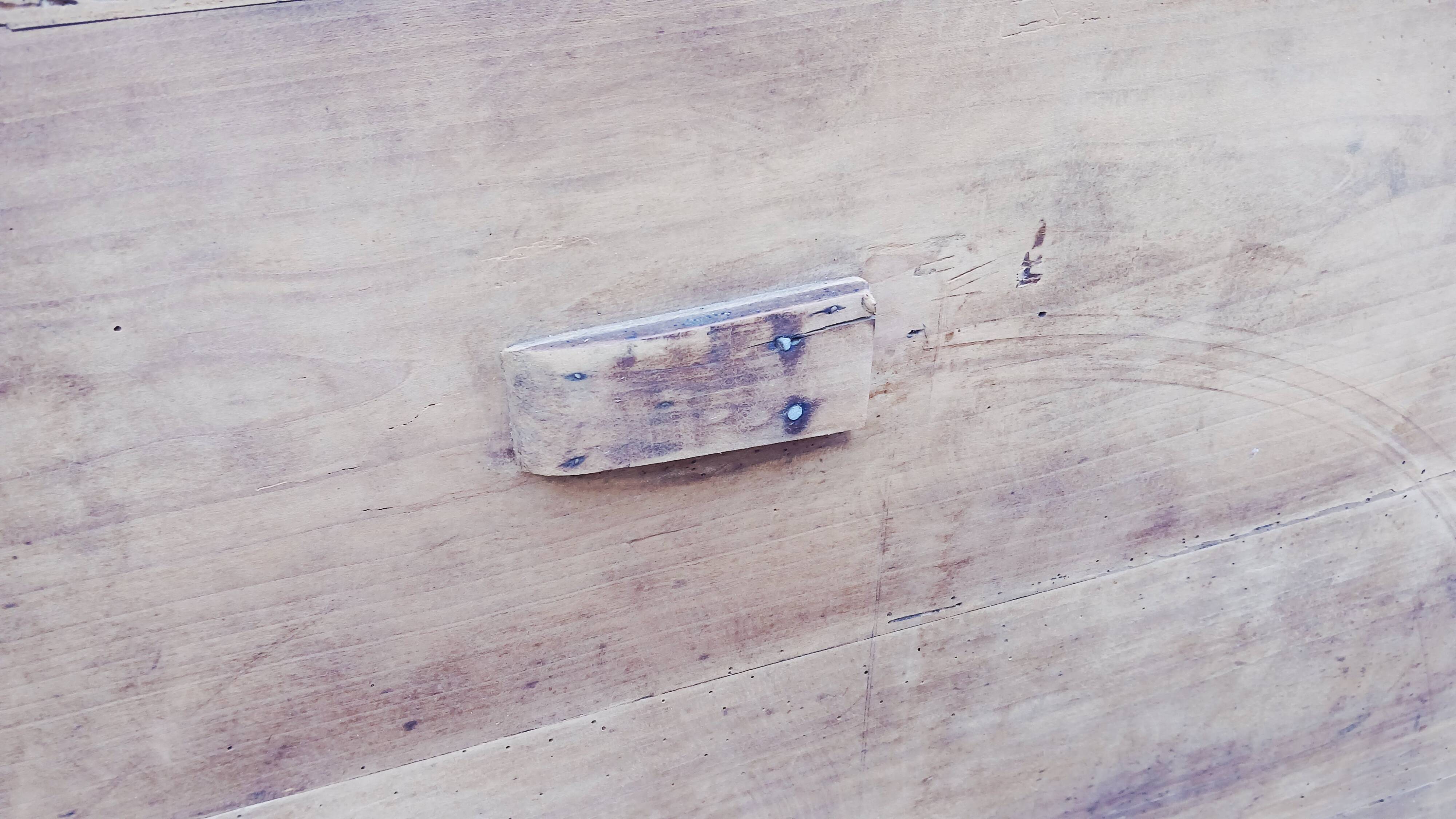 Oval table of grape harvesters from the Southwest in cherry wood