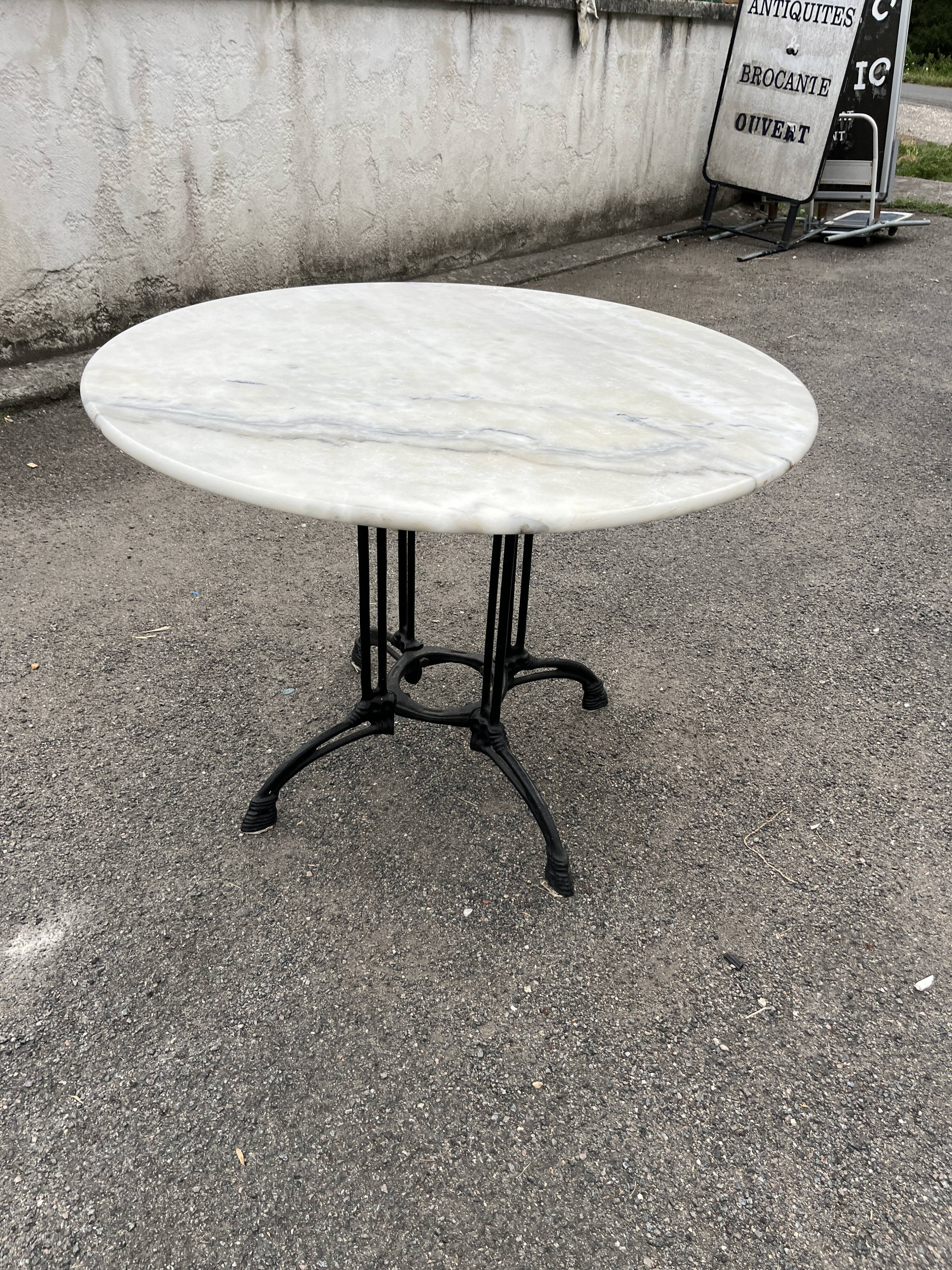 Table de bistrot ancienne - Plateau rond en marbre et piétement tripode