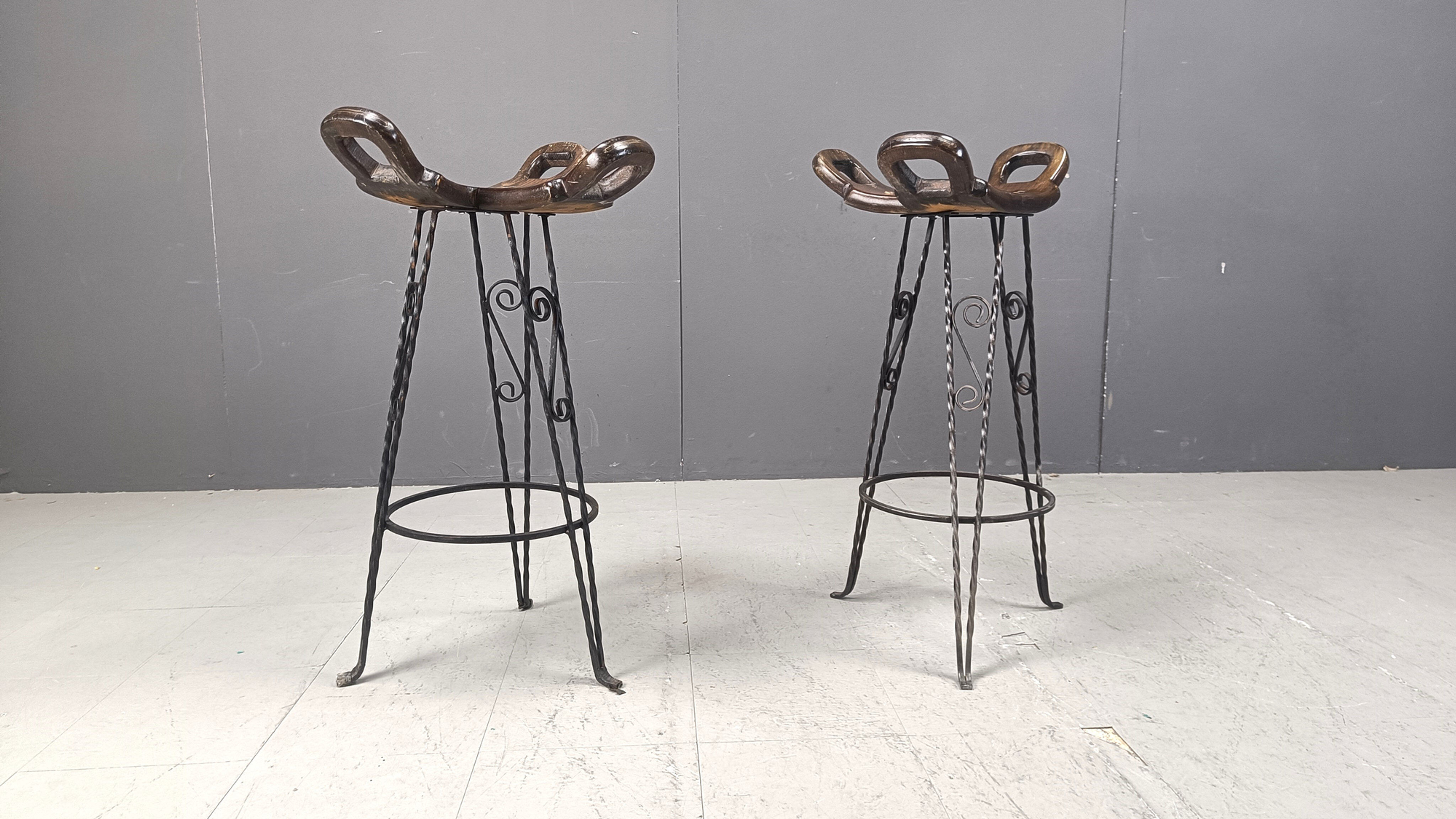Ensemble de 6 tabourets de bar brutalistes, en fer forgé, années 1960.