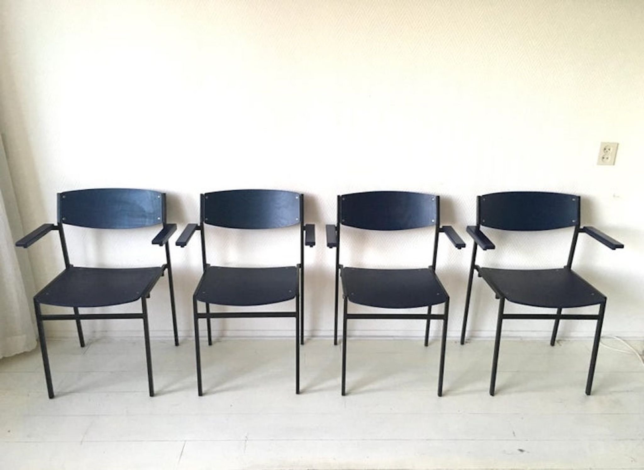 4 fauteuils empilables minimalistes en métal bleu et contreplaqué par Gijs van der Sluis