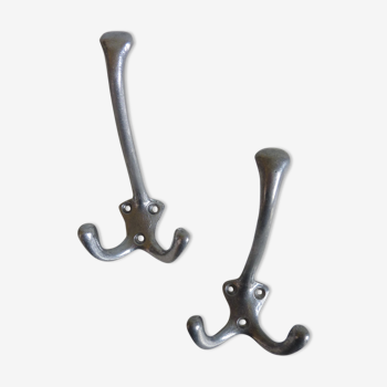 Pair of locker room aluminum hooks
