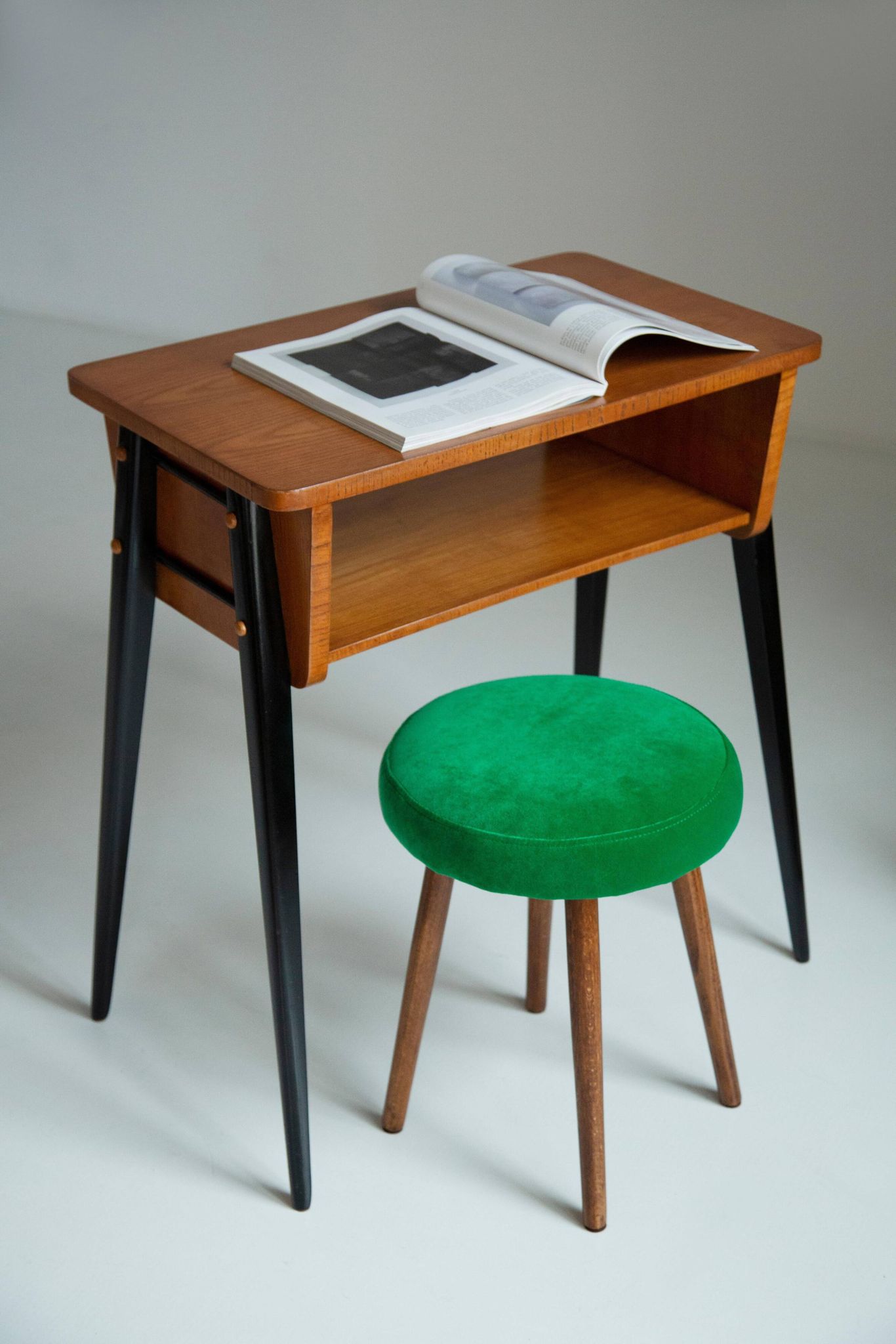 Tabouret en velours vert herbe mi-siècle, Europe, années 1960
