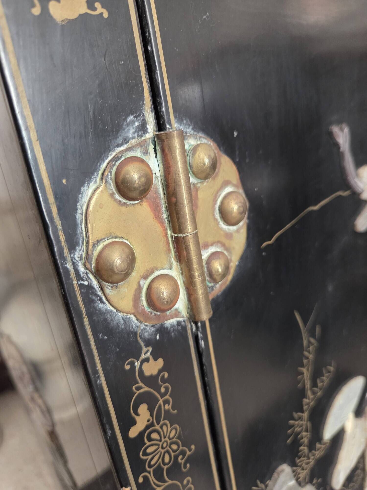Lacquered Chinese cabinet (flowers, birds, women)