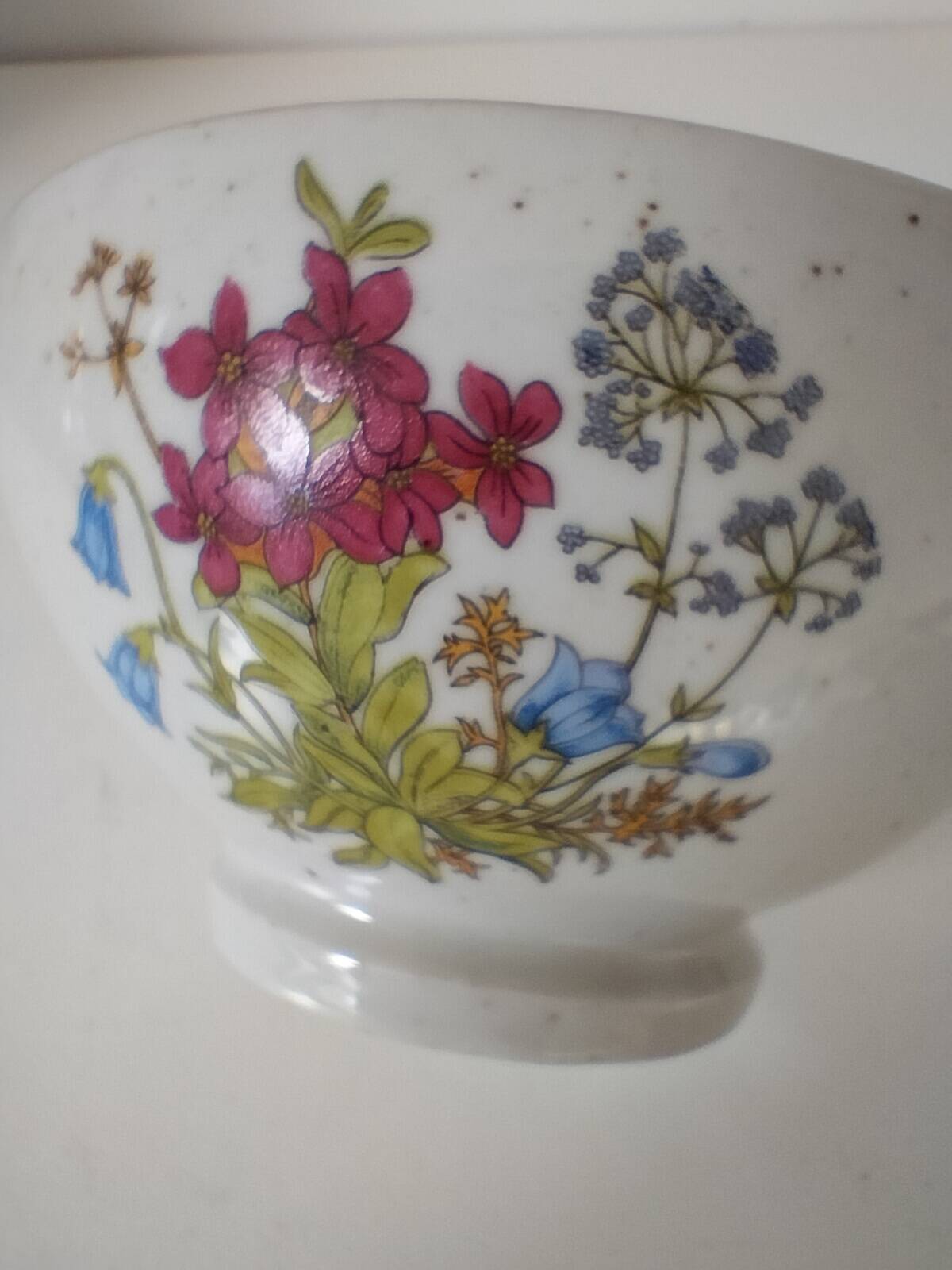 Large light grey speckled earthenware bowl with floral decoration – 1960s–1970s