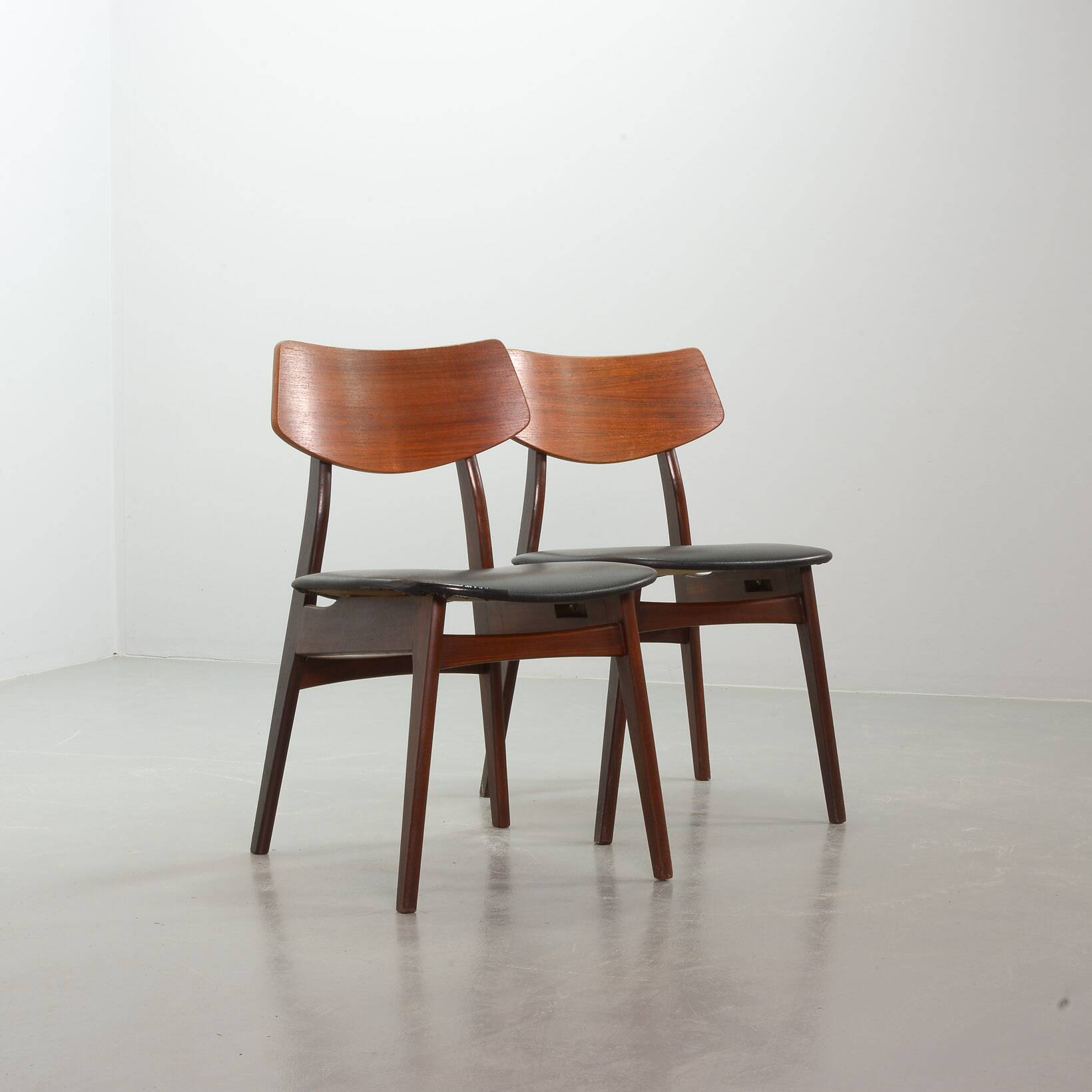 Elegant Set of 2 Webe Teak Wooden Dining Chairs by Louis van Teeffelen, 196