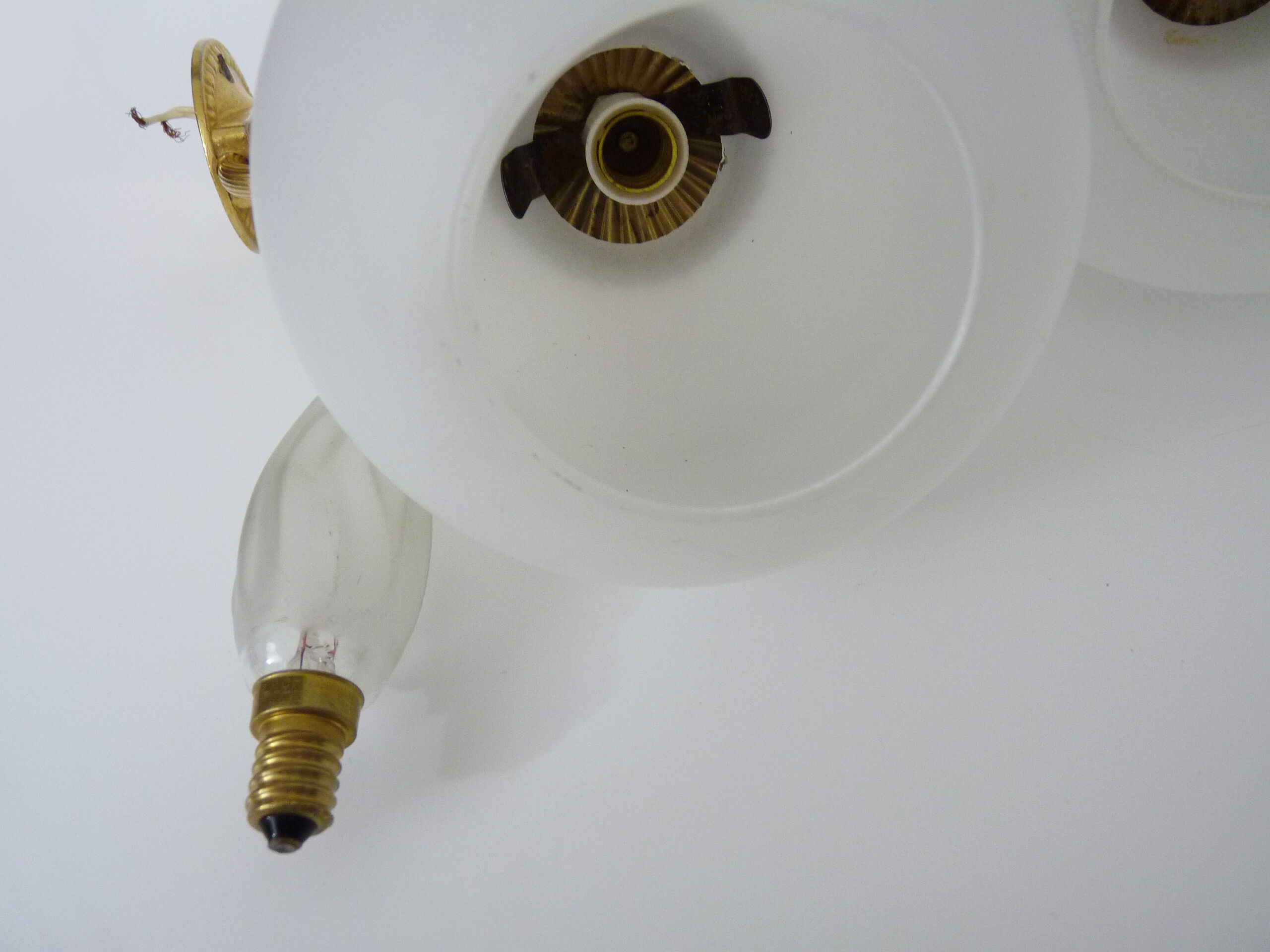 Old pair of wall sconces with carp, brass and globe in white opaline. Year 60
