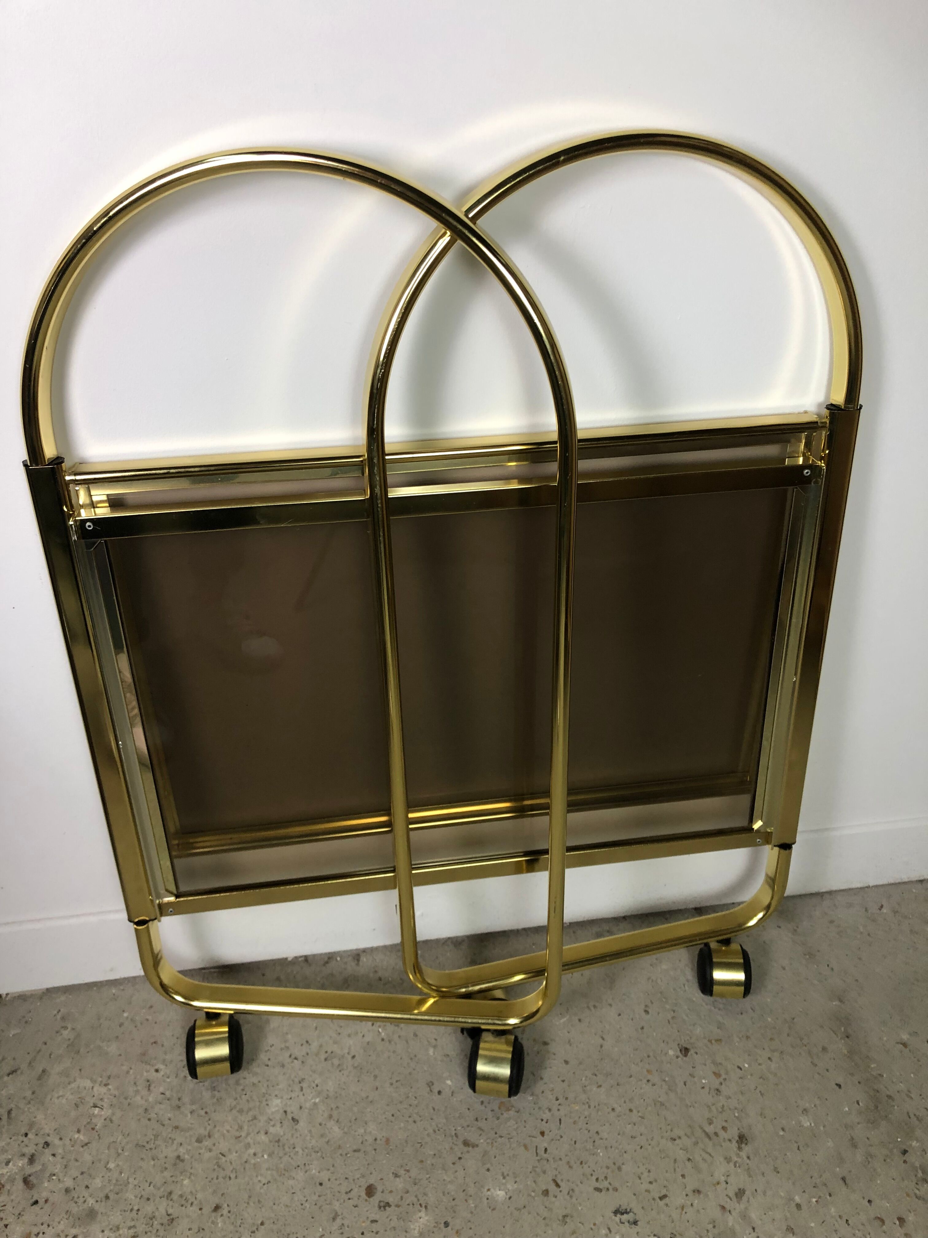 Desserte table roulante pliable mb patent italy en métal doré 70's